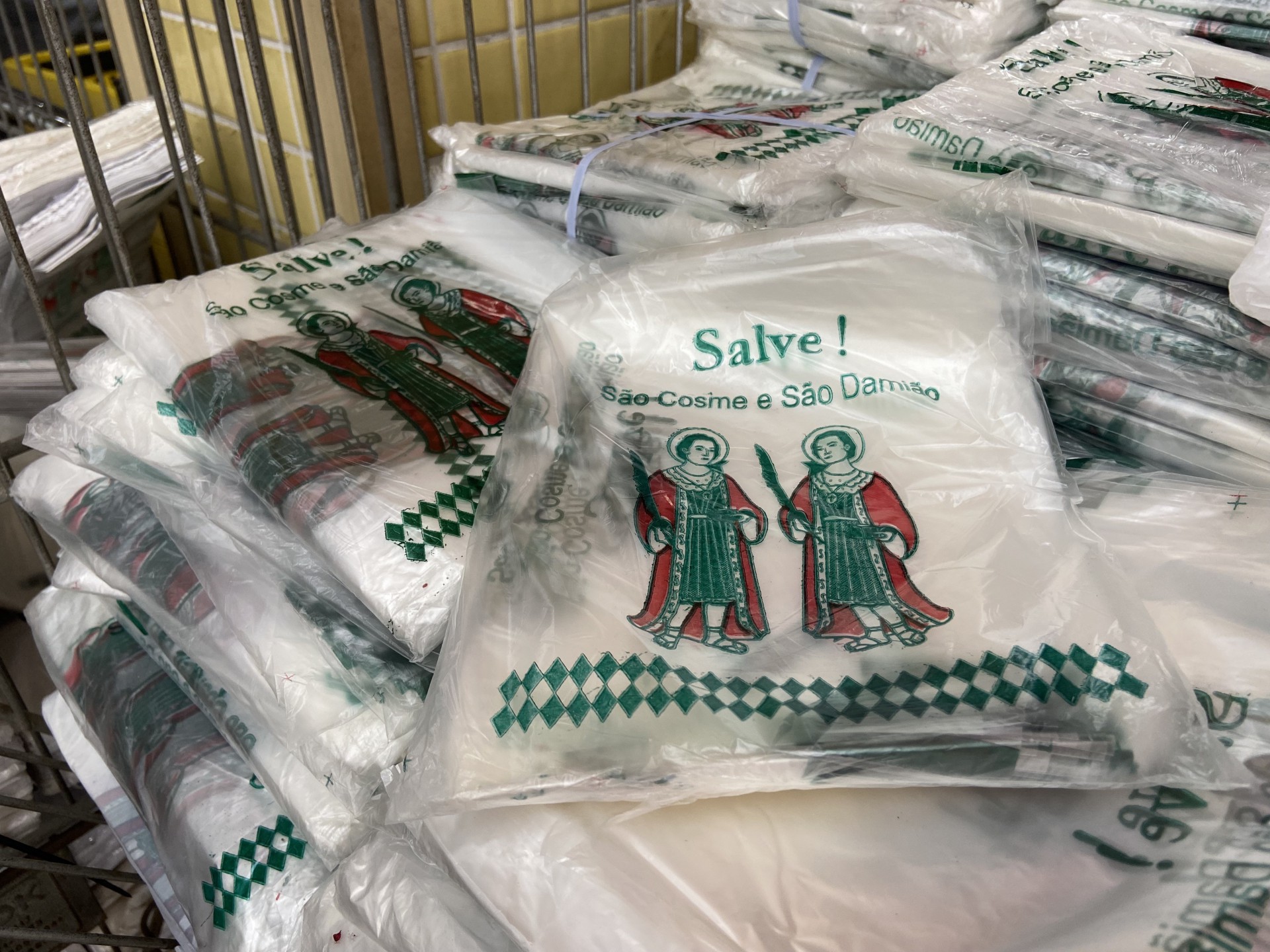 Saquinhos de doces são tradição no dia dos protetores das crianças - Júlia Belloube/Agência O Dia