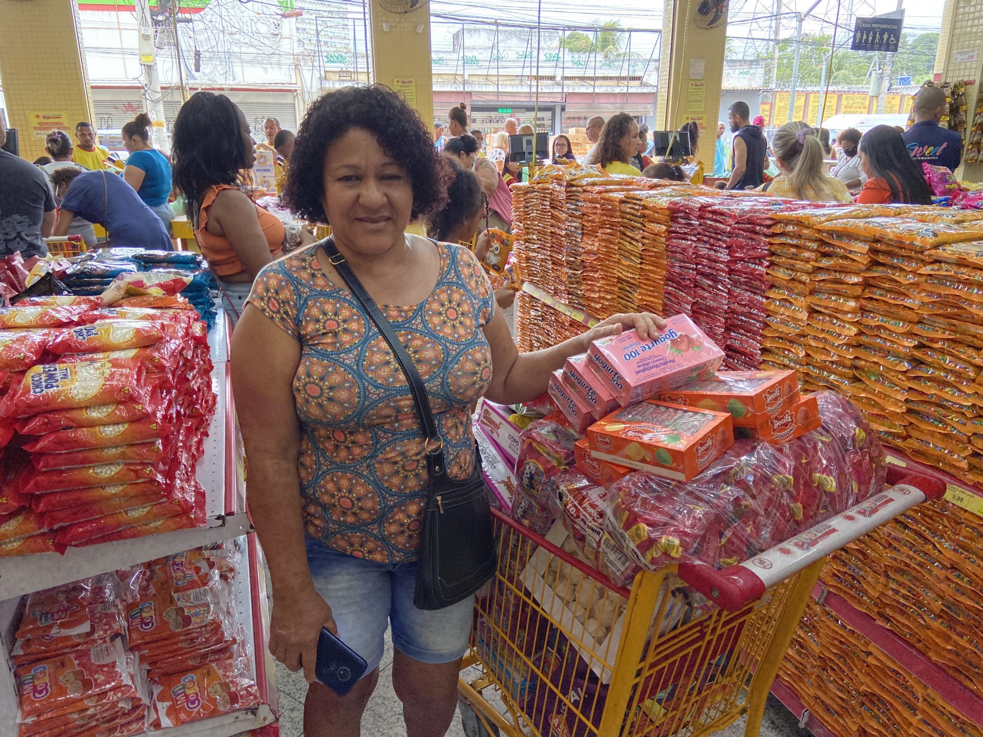 Elizabeth Paulino da Cruz, de 53 anos, que começou a tradição da distribuição de doces com a mãe que hoje, aos 84 anos, ainda dá saquinhos na porta de casa - Júlia Belloube/Agência O Dia