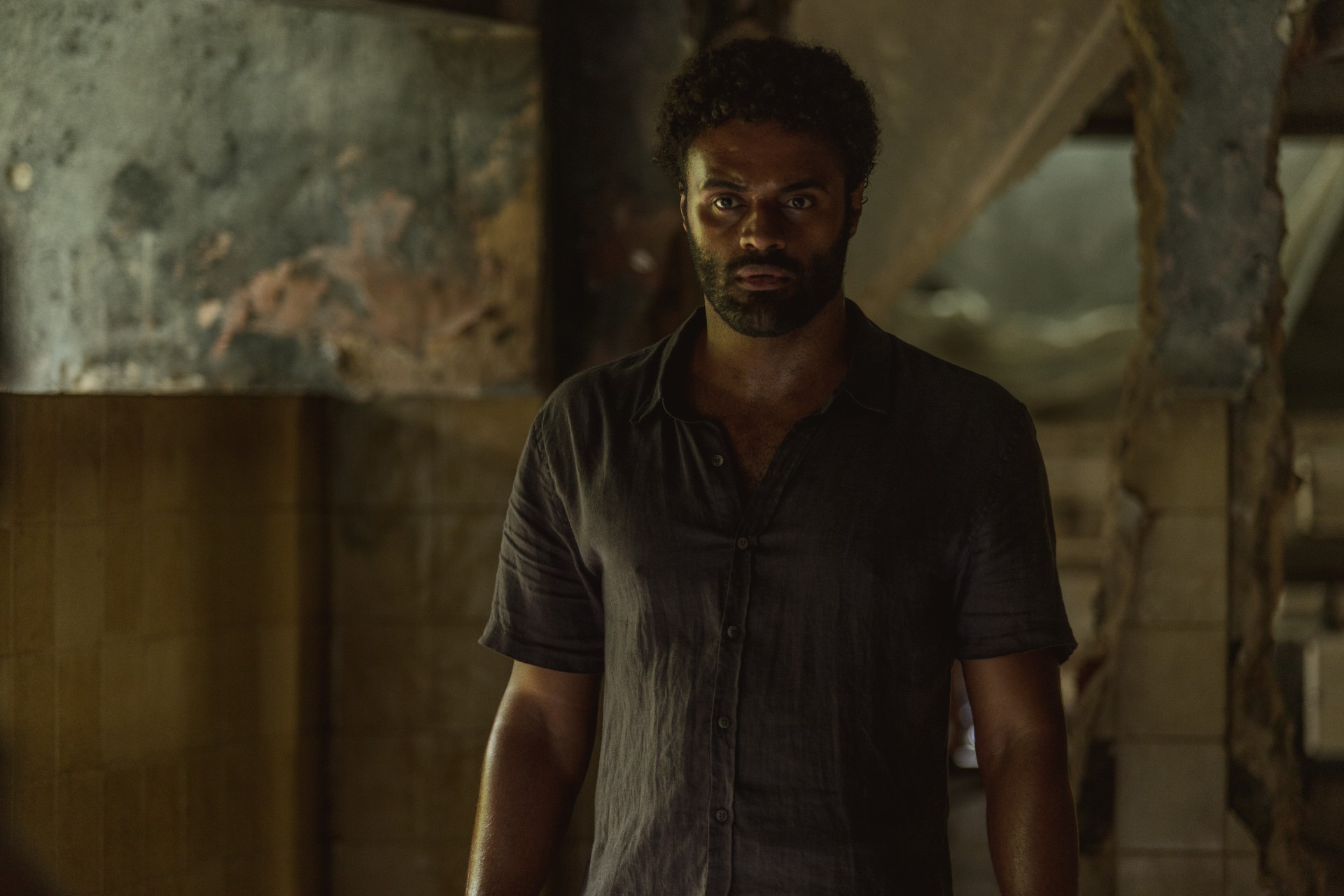 Luiz Felipe Lucas interpreta Paulo na série 'Santo' - Manolo Pavón / Netflix