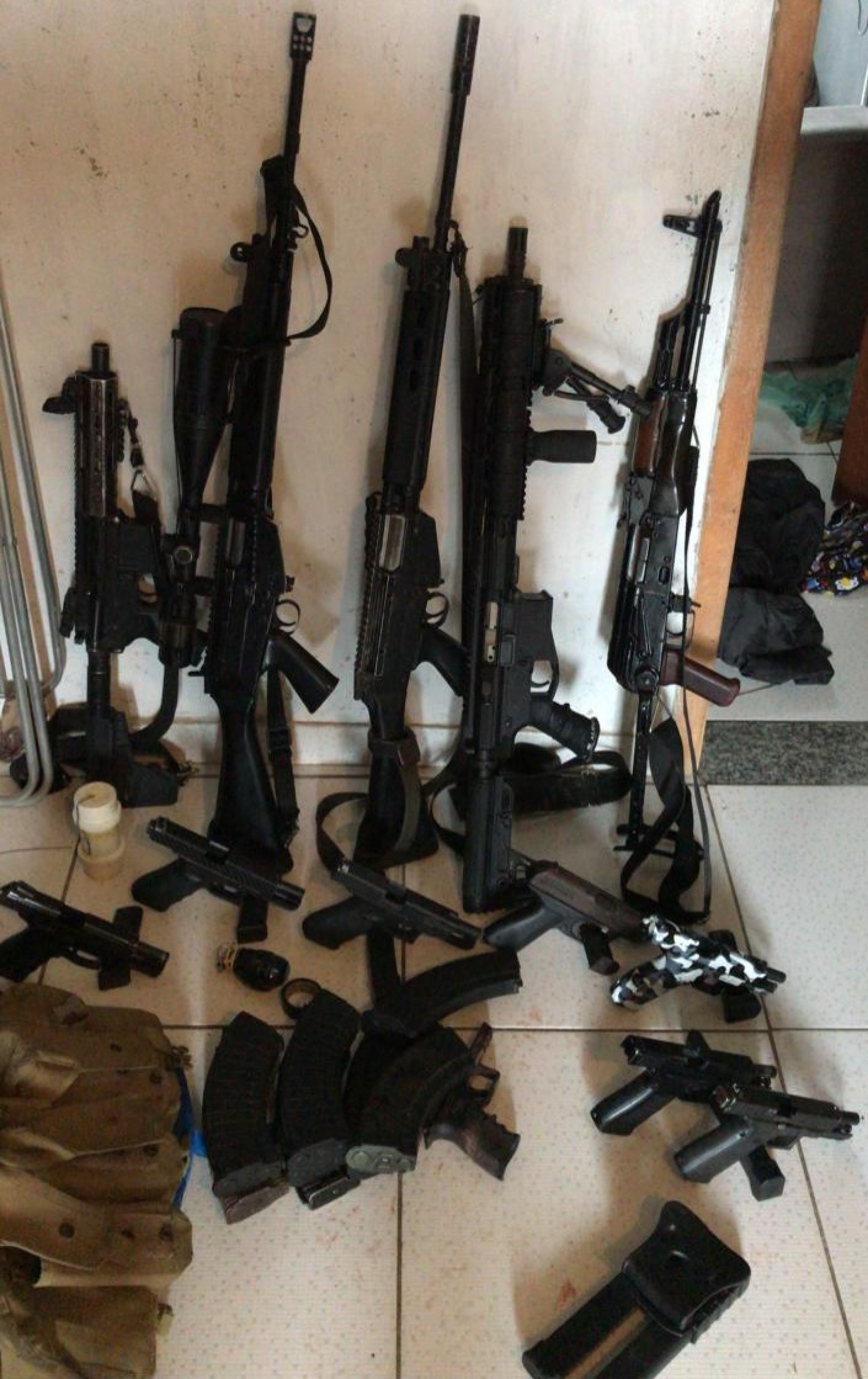 Polícia Militar e Civil divulgam fuzis apreendidos durante operação no Complexo da Maré - Divulgação