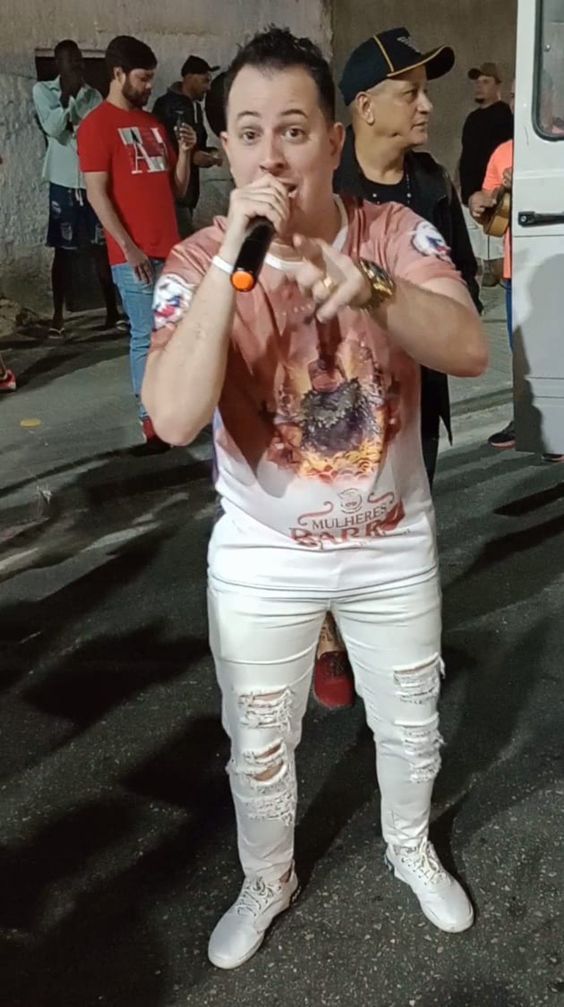 Cantor Tiago Brito comandando o samba no Ensaio de Rua - Divulga&ccedil;&atilde;o