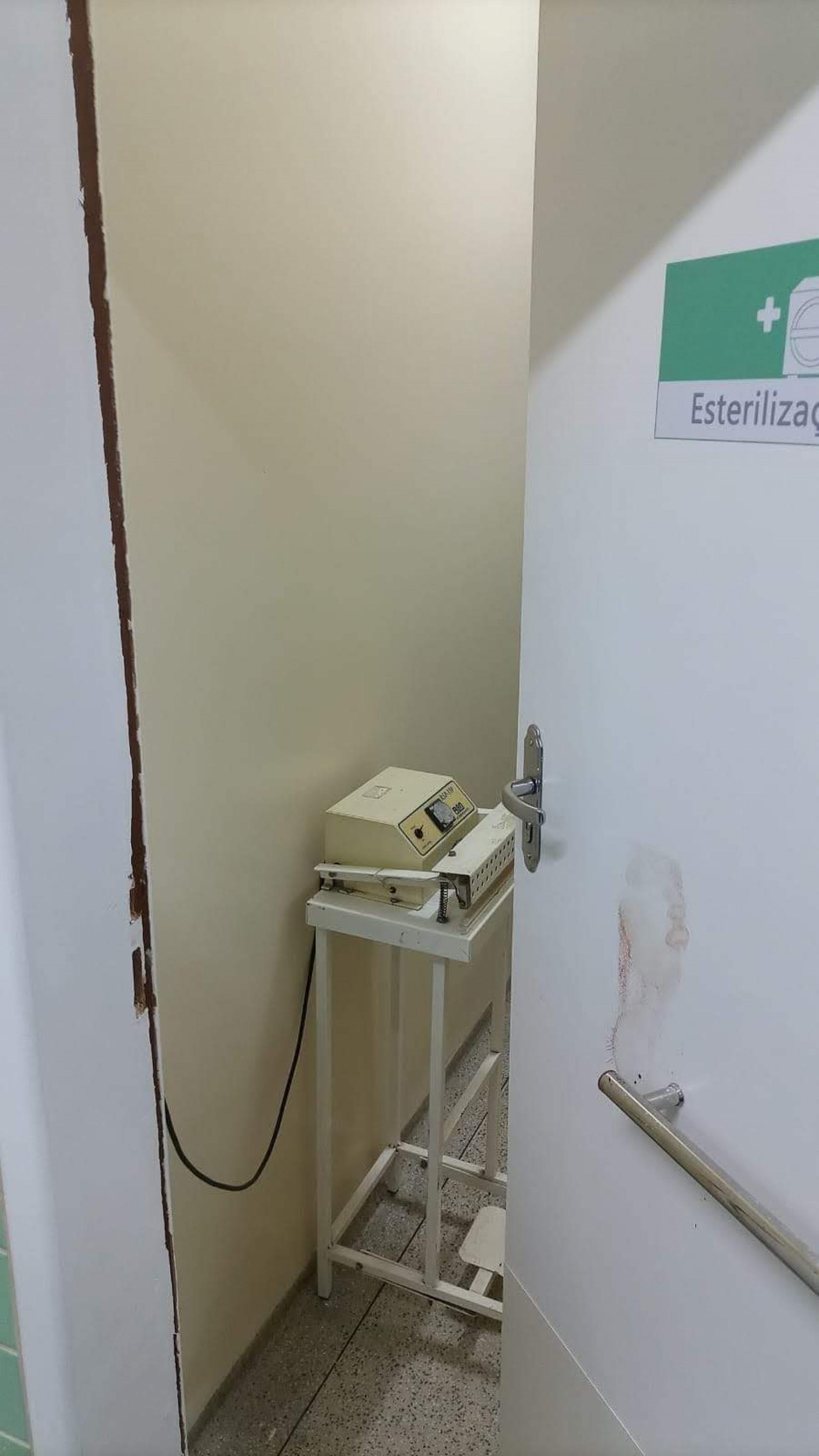 Porta de sala de atendimento do posto arrombada - Divulgação