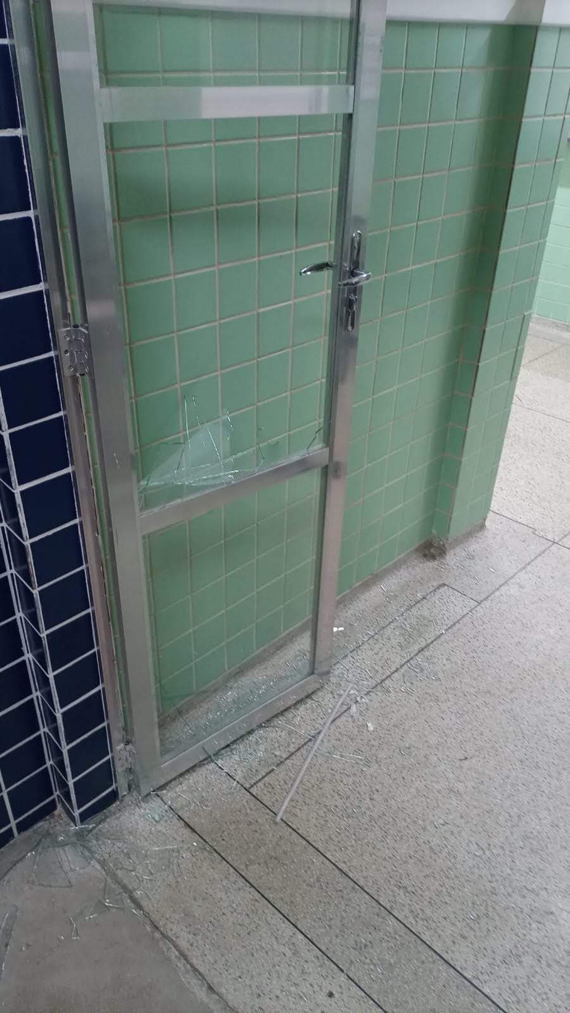 Porta do posto de sa&uacute;de do Frade atingida pelo vandalismo