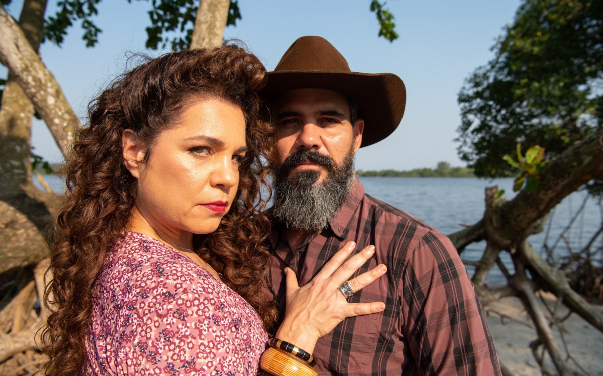 Maria Bruaca (Isabel Teixeira) e Alcides (Juliano Cazarr&eacute;)