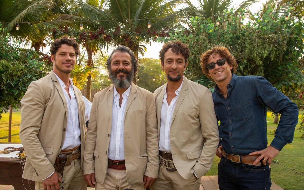 Tadeu (Jos&eacute; Loreto), Jos&eacute; Le&ocirc;ncio (Marcos Palmeiras), Jos&eacute; Lucas (Irandhir Santos) e Jove (Jesu&iacute;ta Barbosa)
