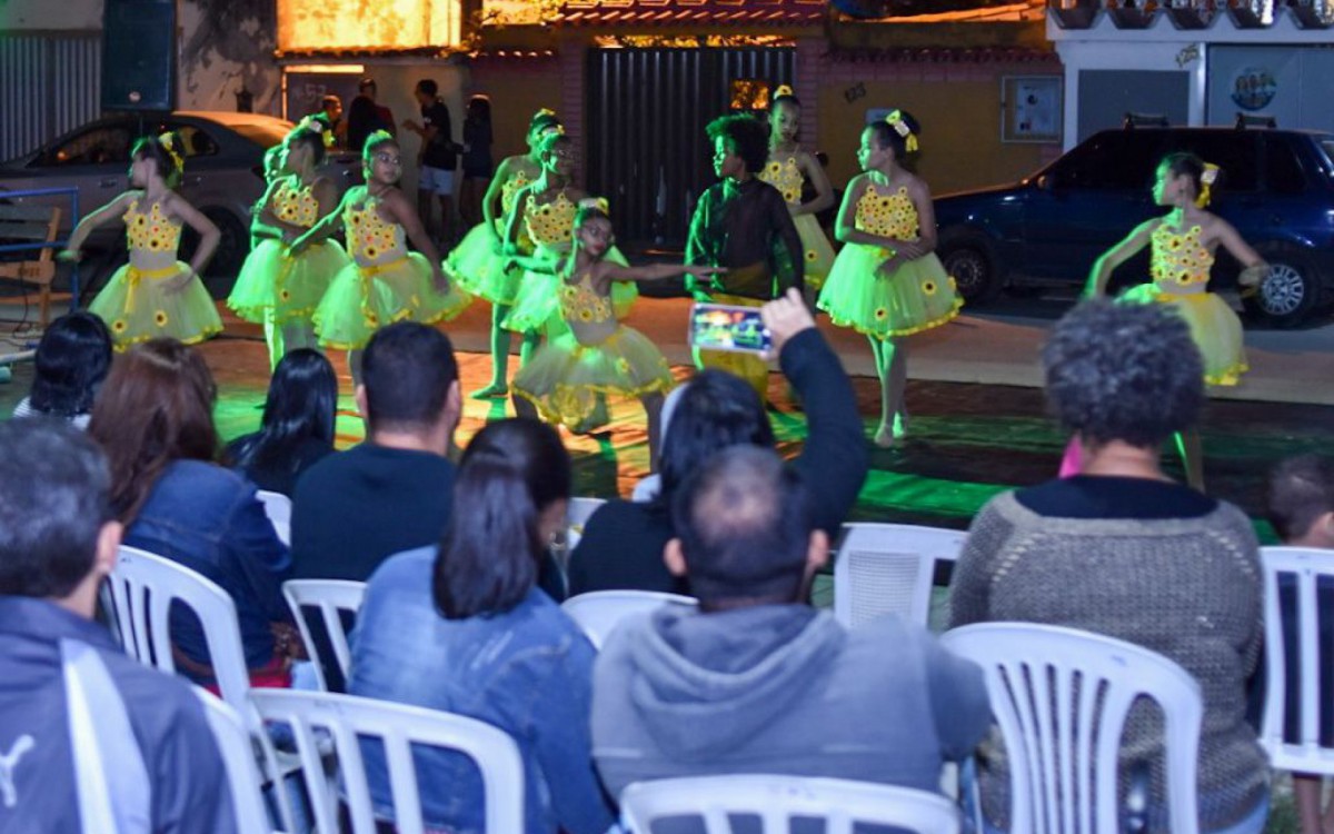 Apesar do tempo frio, as meninas fizeram uma boa exibi&ccedil;&atilde;o na pra&ccedil;a
