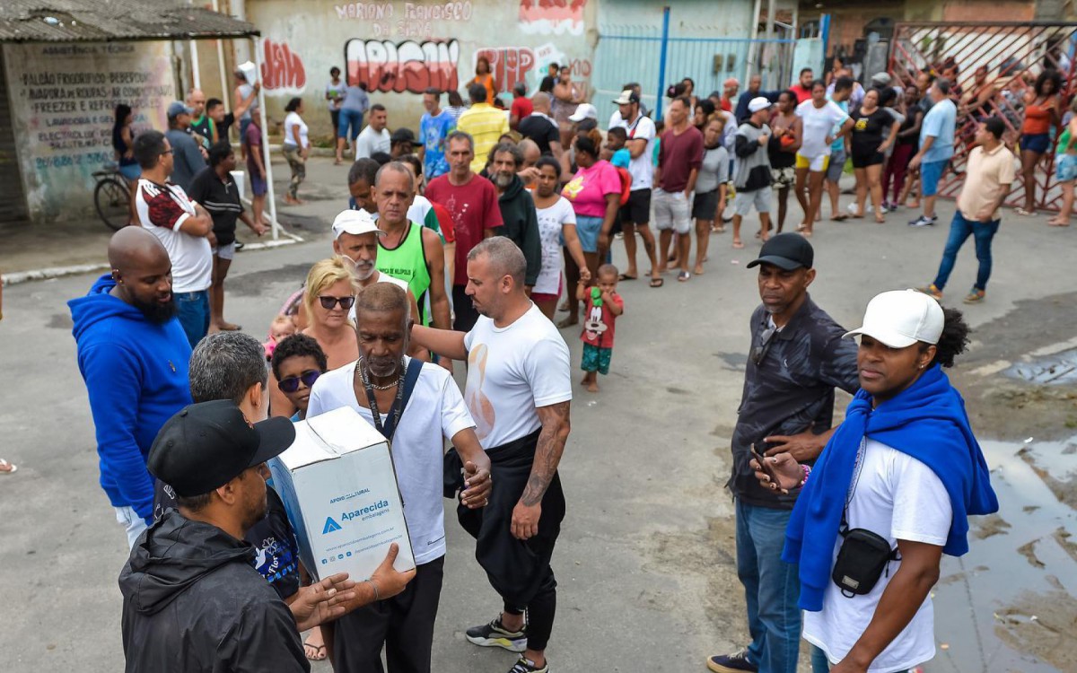 Uma fila se formou para o recebimento da tradicional entrega de cestas b&aacute;sicas da Beija-Flor de Nil&oacute;polis