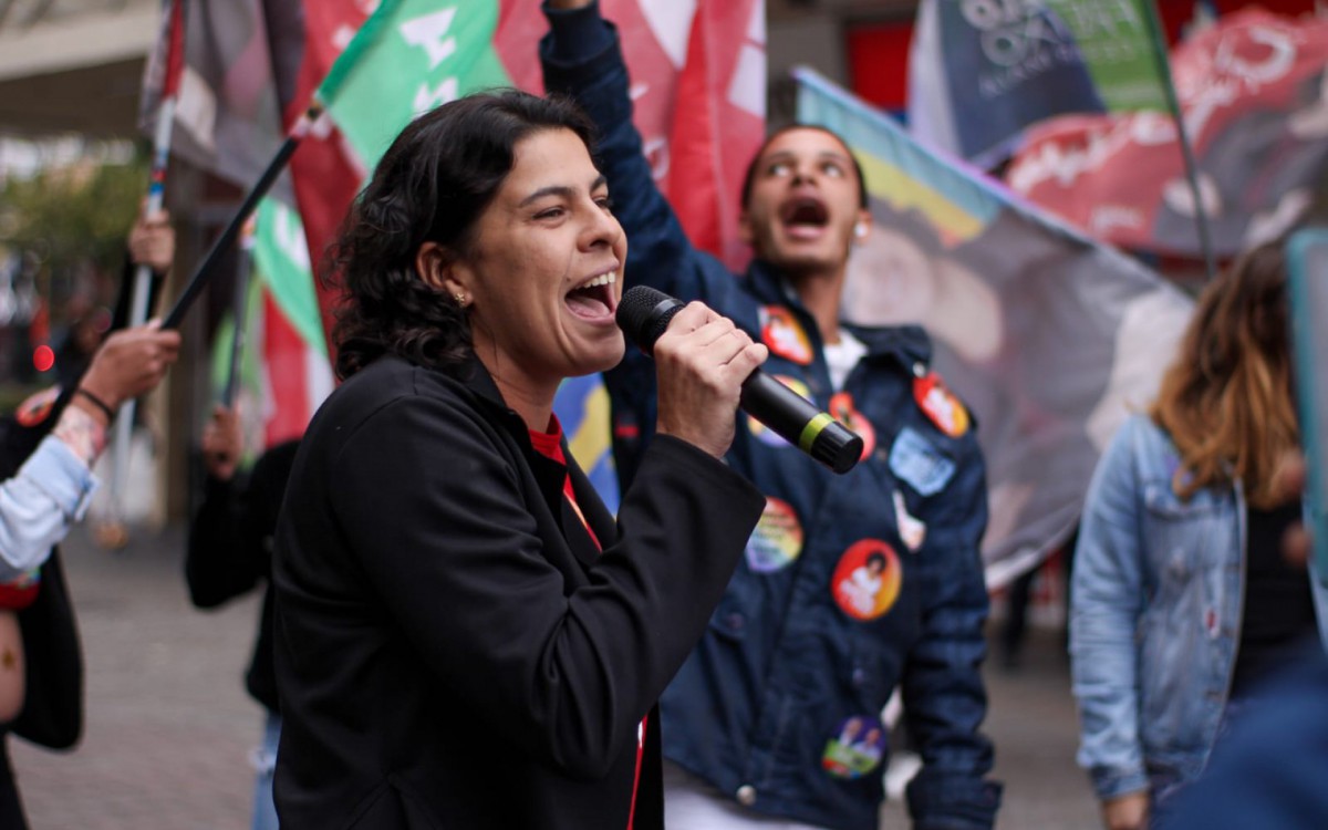 Carol Quintana participa de ato pela elei&ccedil;&atilde;o no Centro de Teres&oacute;polis