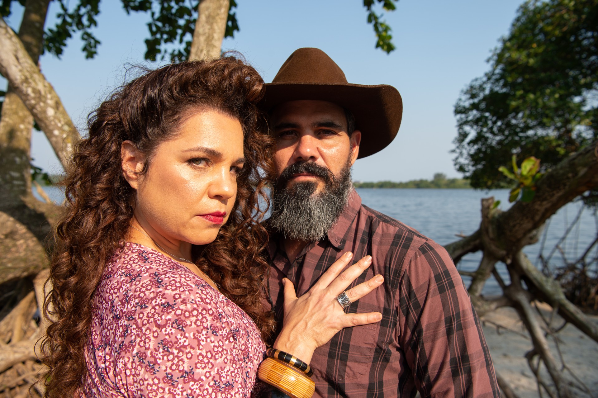 Maria Bruaca (Isabel Teixeira) e Alcides (Juliano Cazarré) - TV Globo / Divulgação