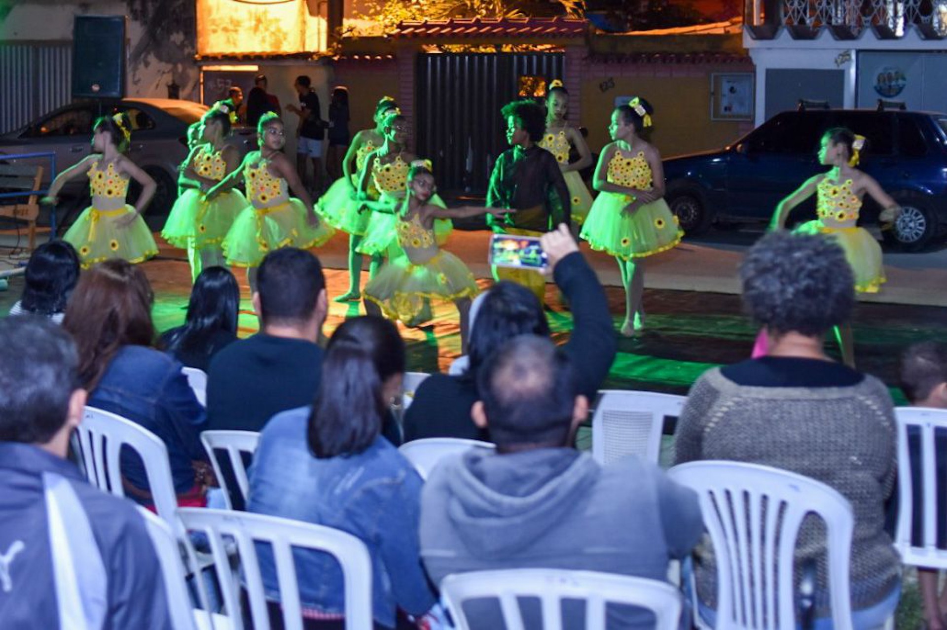 Apesar do tempo frio, as meninas fizeram uma boa exibição na praça - Divulgação / PMBR