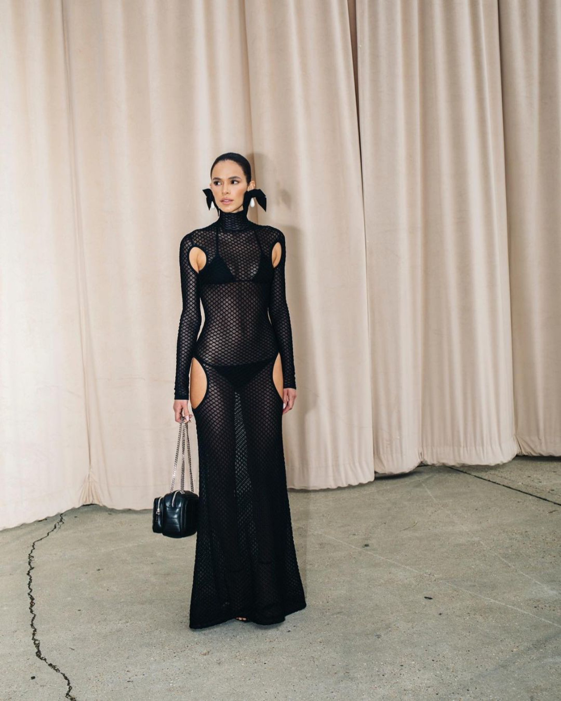 Look de Bruna Marquezine para o desfile da Burberry, em Londres, na Inglaterra, não agradou Michelle Bolsonaro - Reprodução Internet