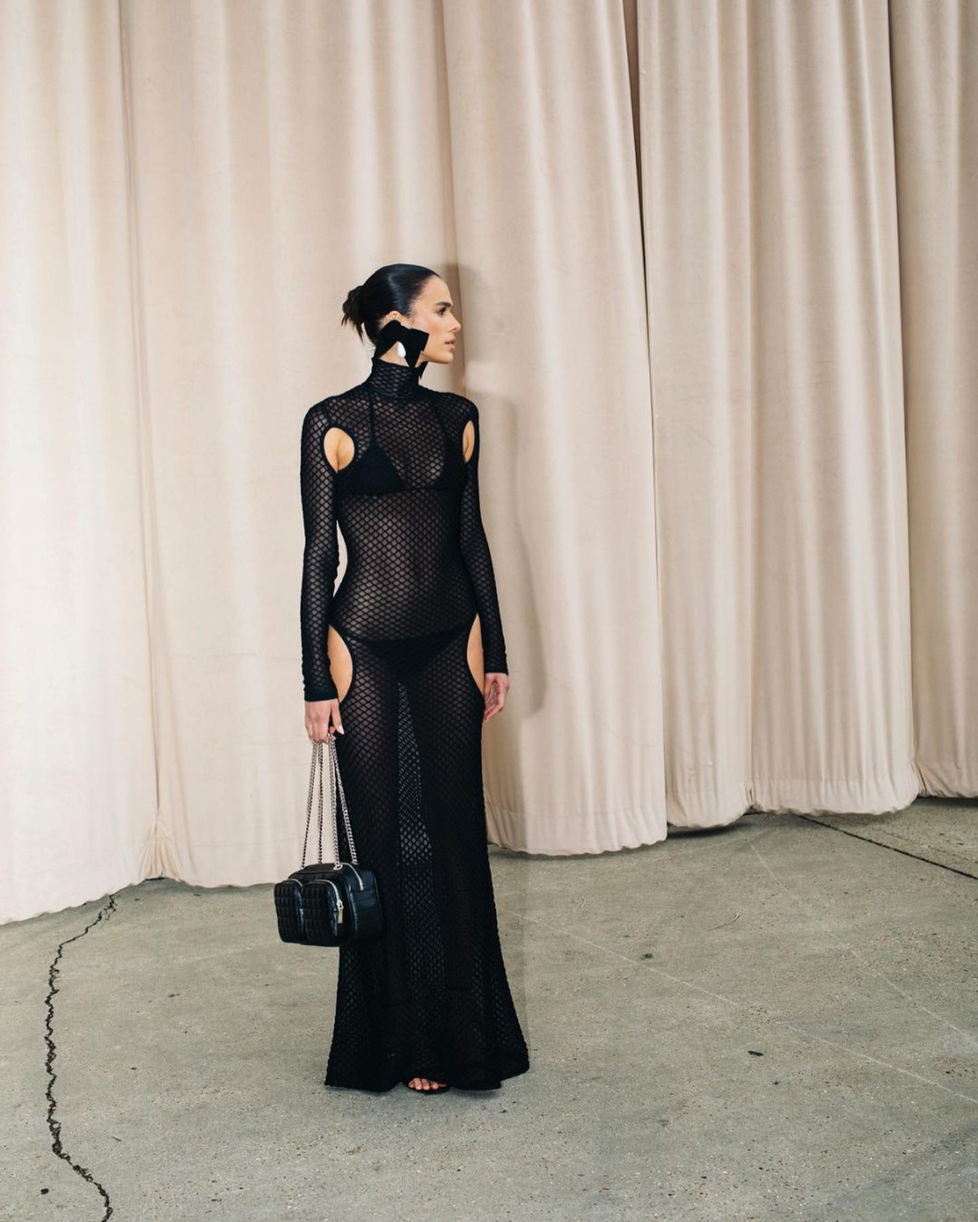 Look de Bruna Marquezine para o desfile da Burberry, em Londres, na Inglaterra, não agradou Michelle Bolsonaro - Reprodução Internet