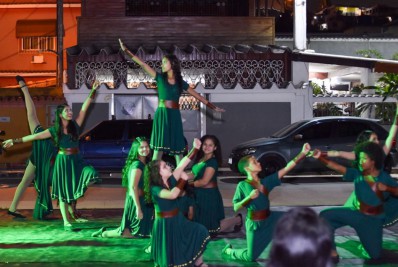 Belford Roxo: Meninas que ganharam nove troféus em São Paulo dão show na praça de Santa Amélia