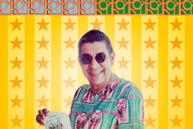 Zeca Pagodinho e Regina Casé distribuem doces de São Cosme e Damião