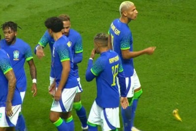 Banana é atirada em jogadores da Seleção Brasileira durante jogo contra a Tunísia