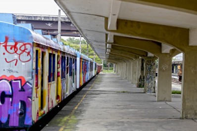 Cinquenta toneladas de entulho são retiradas da Estação Leopoldina