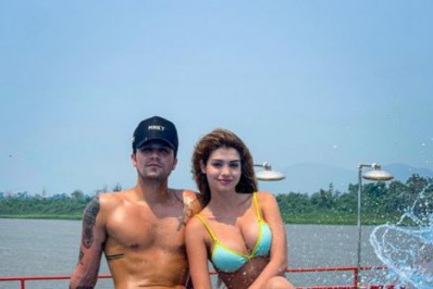 Sem camisa, Luan Santana curte piscina ao lado da noiva