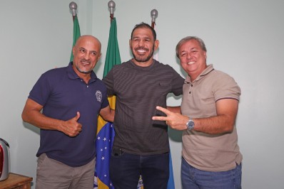 Alexandre Martins, Prefeito de Búzios, recebe o ex-lutador de MMA Minotouro