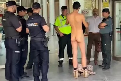 Multado por ida à delegacia sem roupas, espanhol vai pelado à audiência