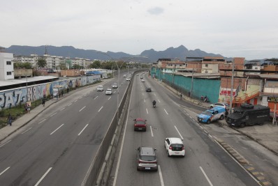 Acidente com capotagem na Linha Vermelha deixa dois feridos
