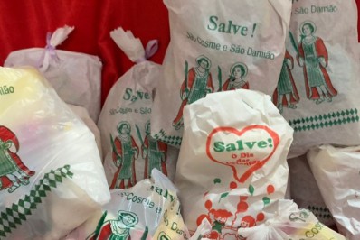 Poucos mantêm tradição de distribuição dos doces de Cosme e Damião em Cabo Frio