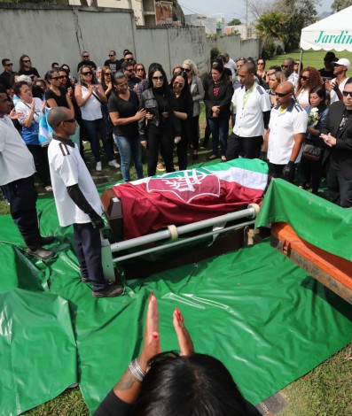 Enterro do ex-presidente da Unidos de Vila Isabel, Wilson Moisés, de 61 anos, no cemitério Jardim da Saudade em Sulacap