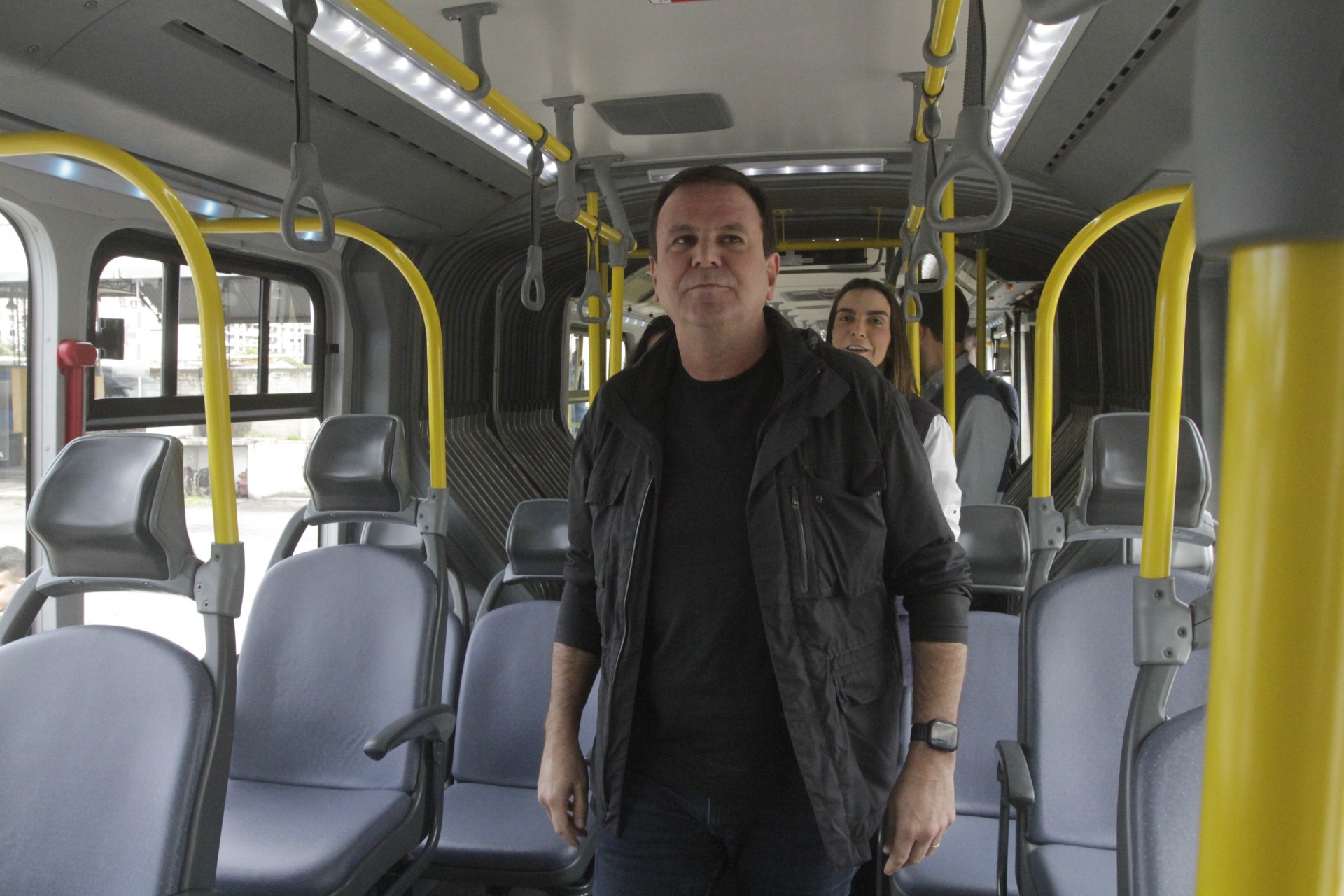 Eduardo Paes conhece o primeiro ônibus da nova frota do BRT - Marcos Porto/Agencia O Dia