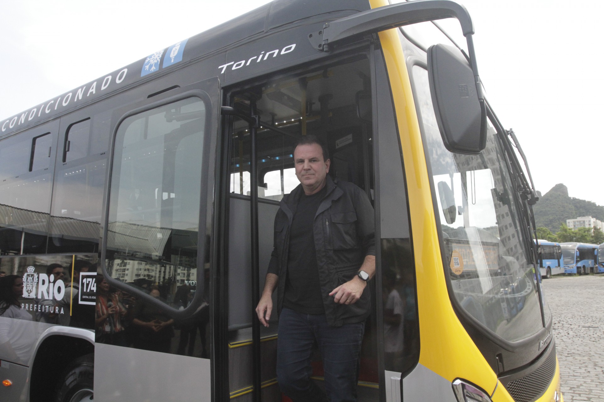 Eduardo Paes conhece o primeiro ônibus da nova frota do BRT - Marcos Porto/Agencia O Dia