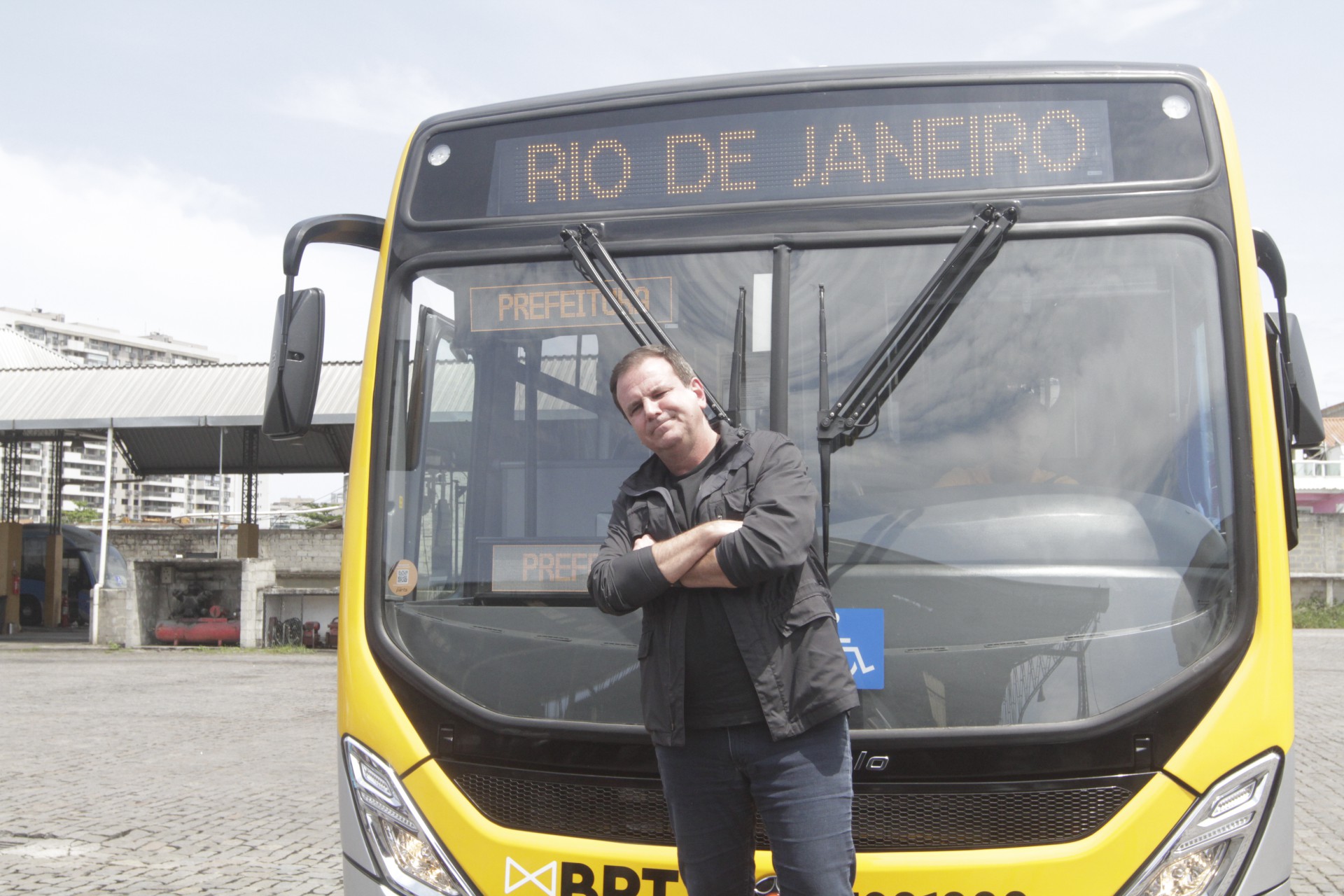 Eduardo Paes conhece o primeiro ônibus da nova frota do BRT - Marcos Porto/Agencia O Dia