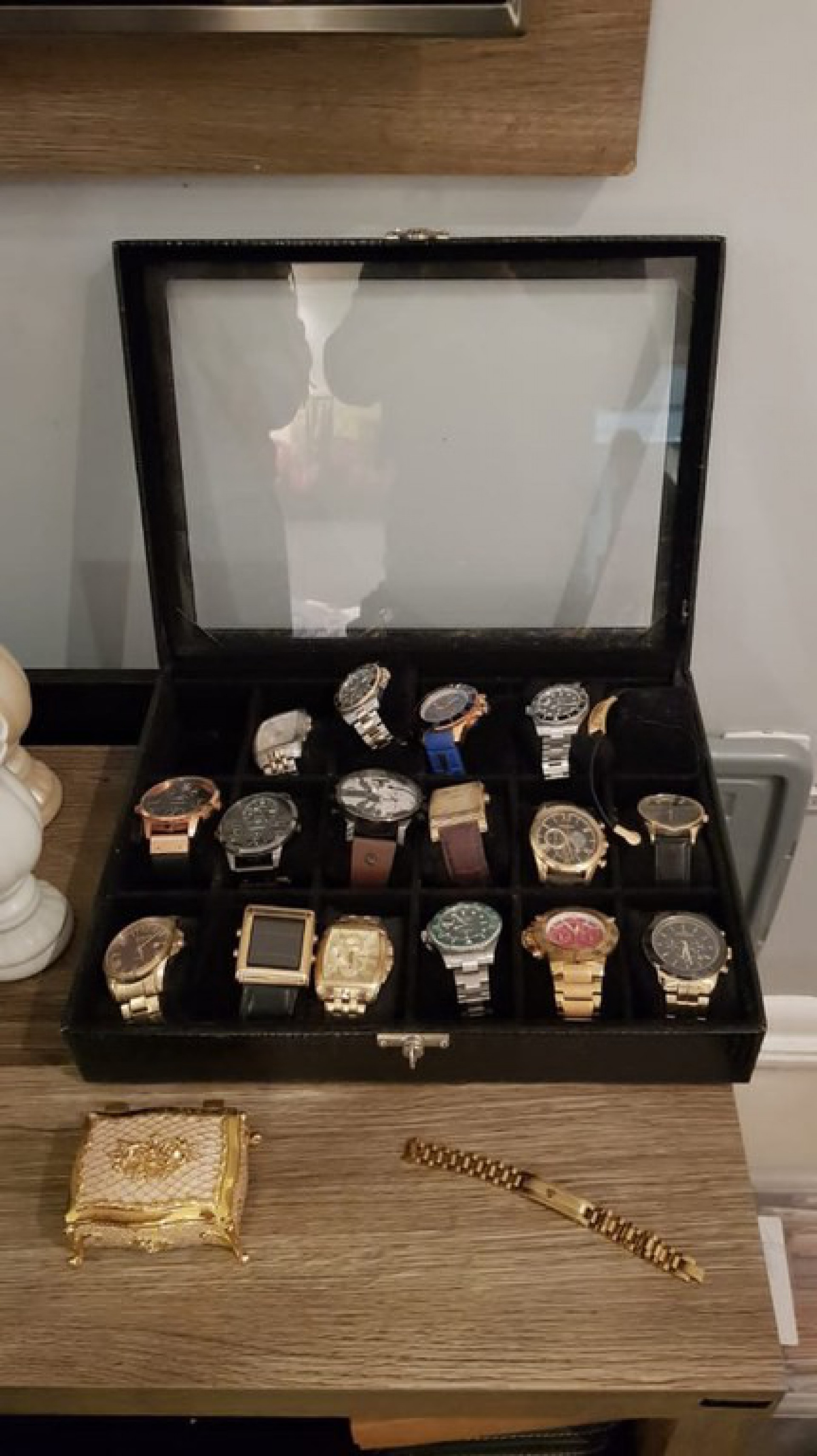 Foram apreendidos ve&iacute;culos, documentos, joias, telefones celulares e rel&oacute;gios, al&eacute;m do recolhimento de dois passaportes