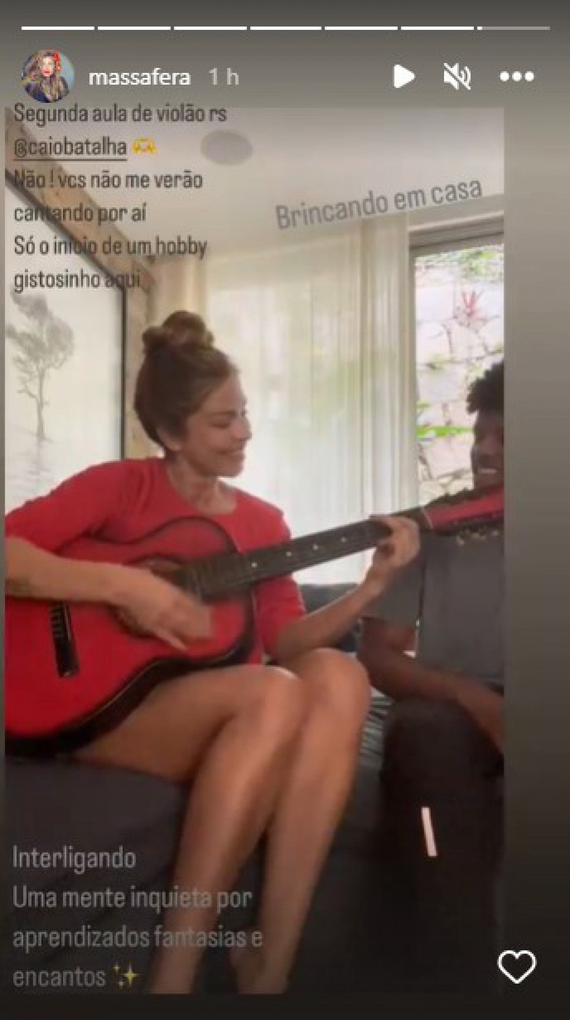 Grazi Massafera aprende a tocar violão - Reprodução Internet
