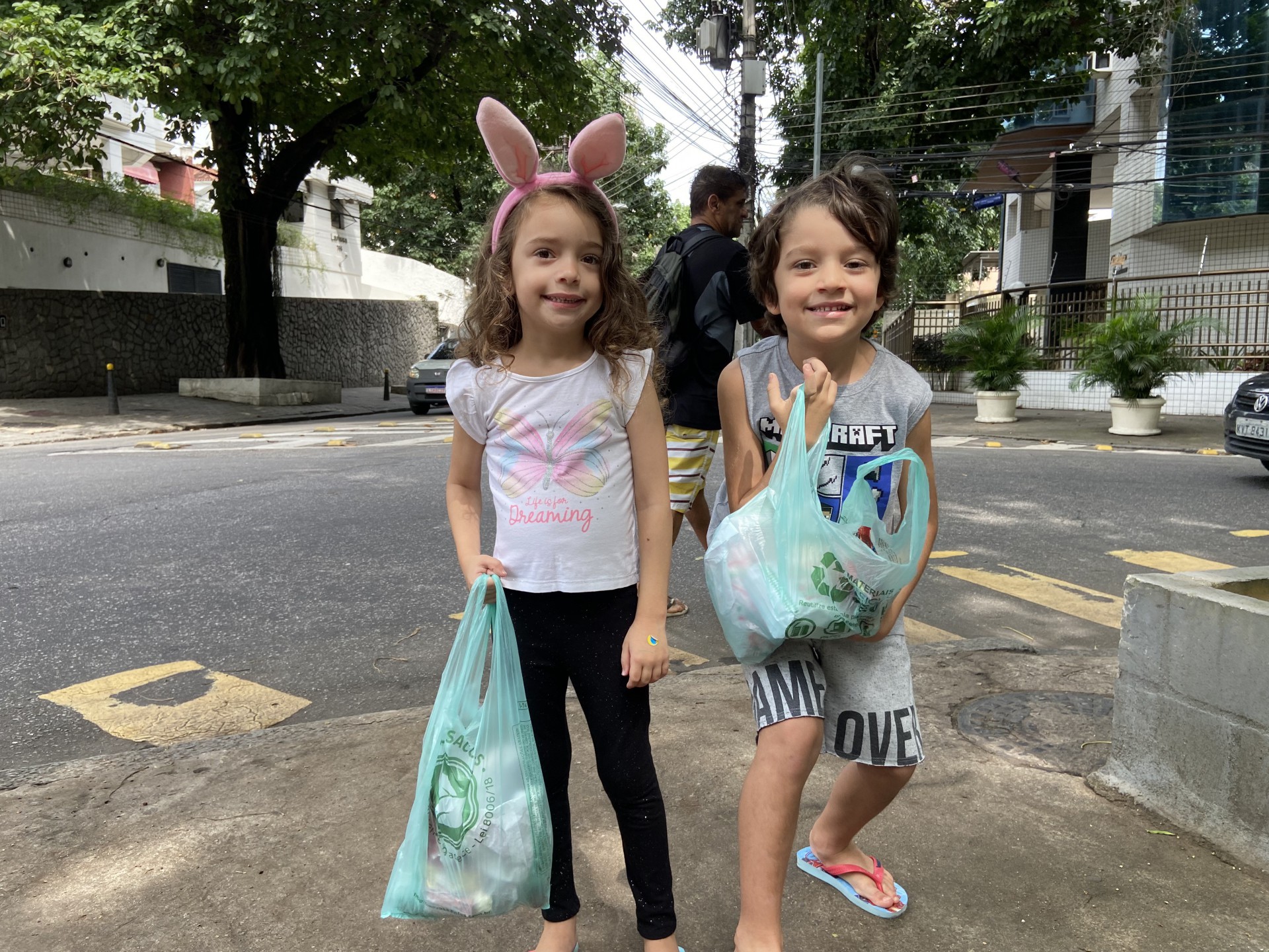 Os irmãos Mariana e Gustavo Bom Braga, de 4 e 6 anos, pegam doces na rua há dois anos - Júlia Belloube/Agência O Dia
