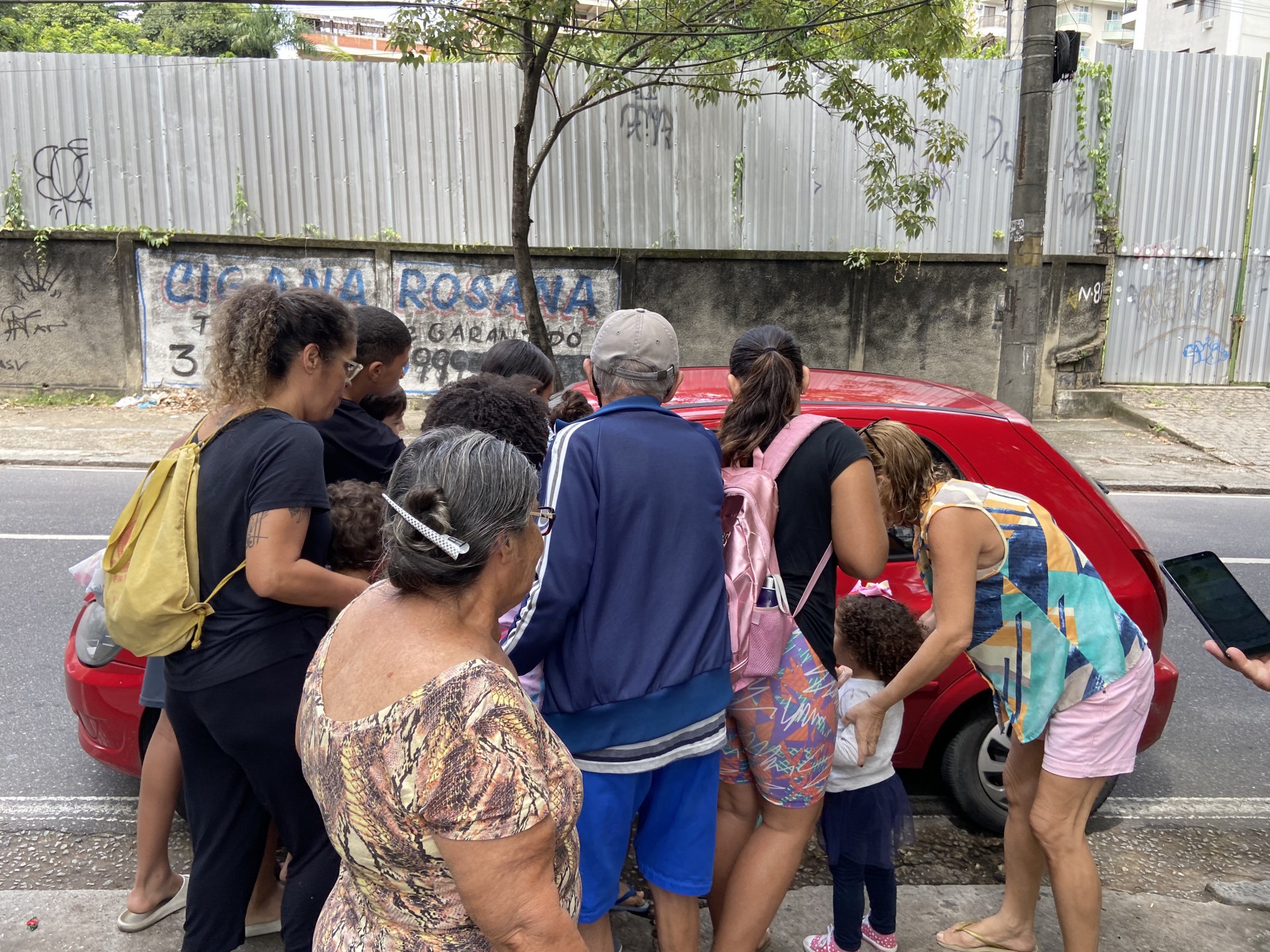 Crianças e pais pegam doces na Rua Tirol, na Freguesia - Júlia Belloube/Agência O Dia