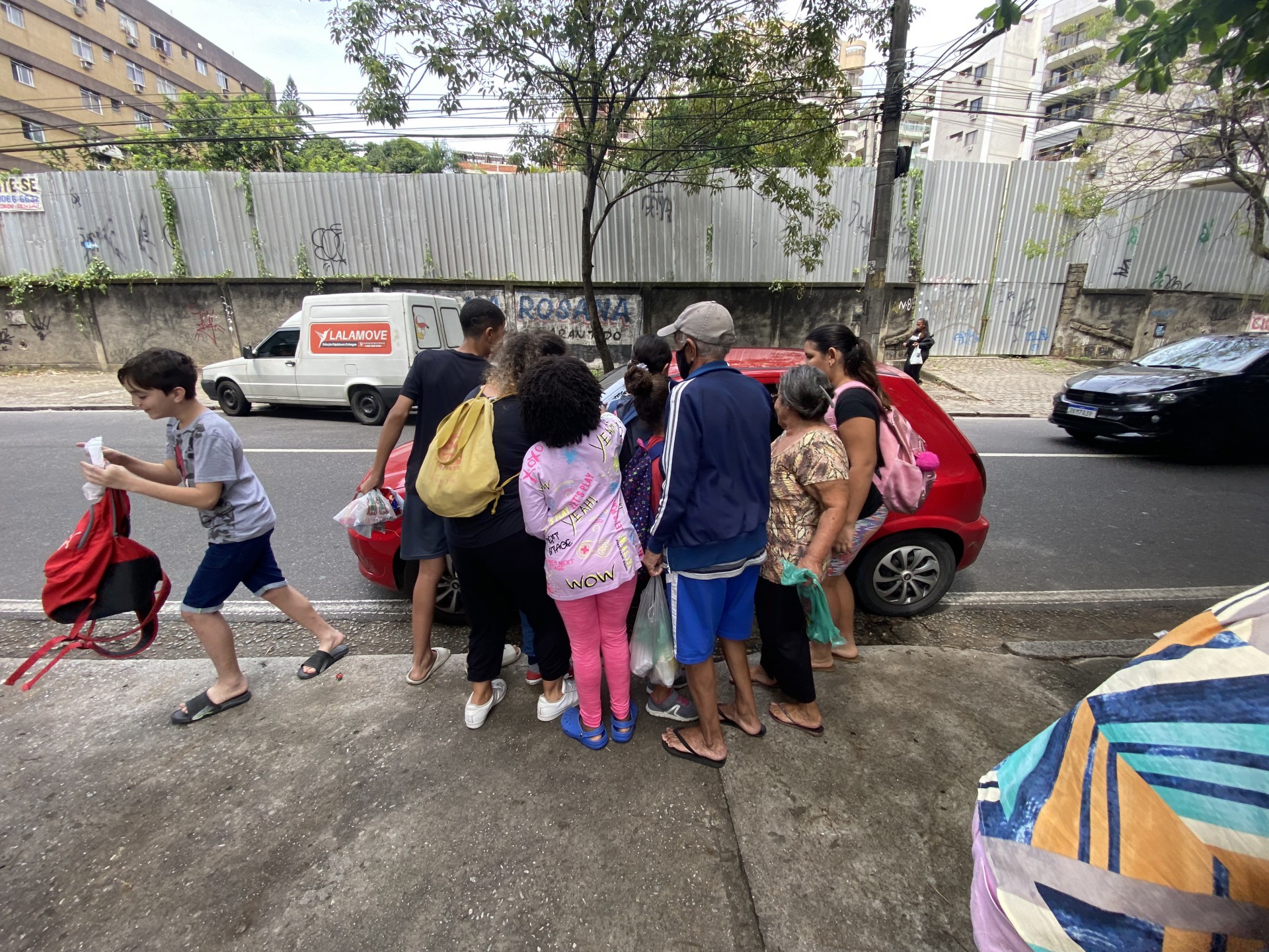 Crianças e pais pegam doces na Rua Tirol, na Freguesia - Júlia Belloube/Agência O Dia