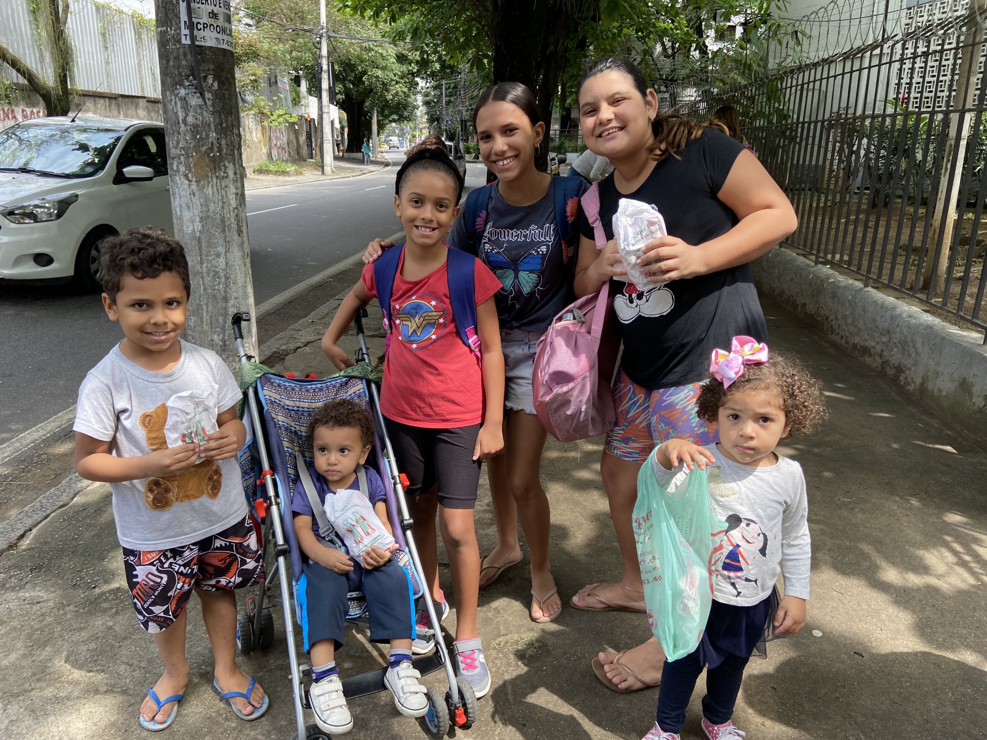 Criançada pega doces em condomínio na Rua Tirol, na Freguesia - Júlia Belloube/Agência O Dia