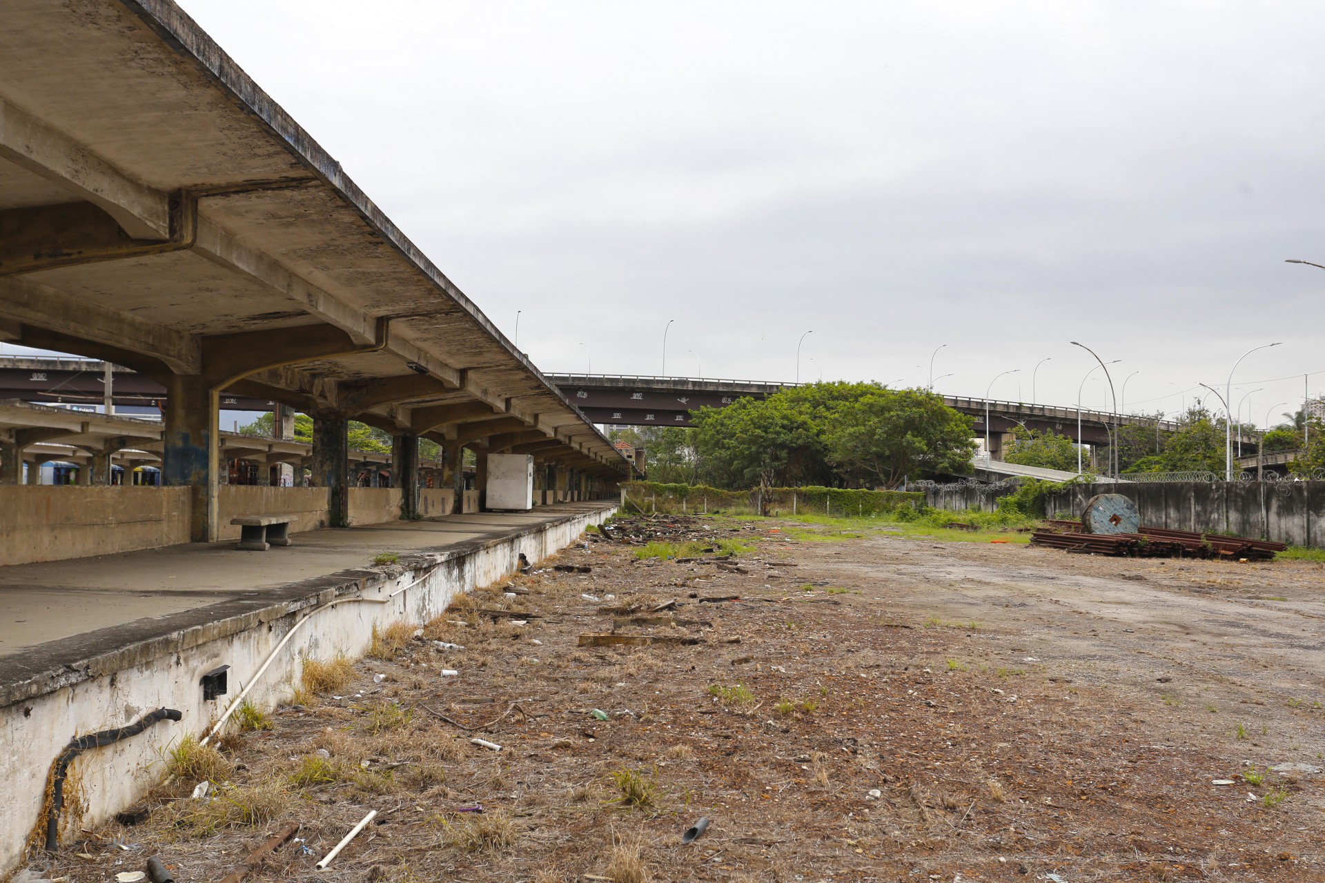 Central realiza limpeza de cinquenta toneladas de lixo na Esta&ccedil;&atilde;o Leopoldina, na Zona Norte do Rio - Divulga&ccedil;&atilde;o