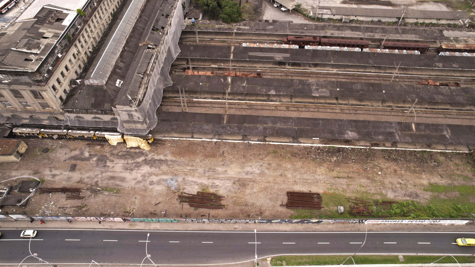 Central realiza limpeza de cinquenta toneladas de lixo na Esta&ccedil;&atilde;o Leopoldina, na Zona Norte do Rio - Divulga&ccedil;&atilde;o