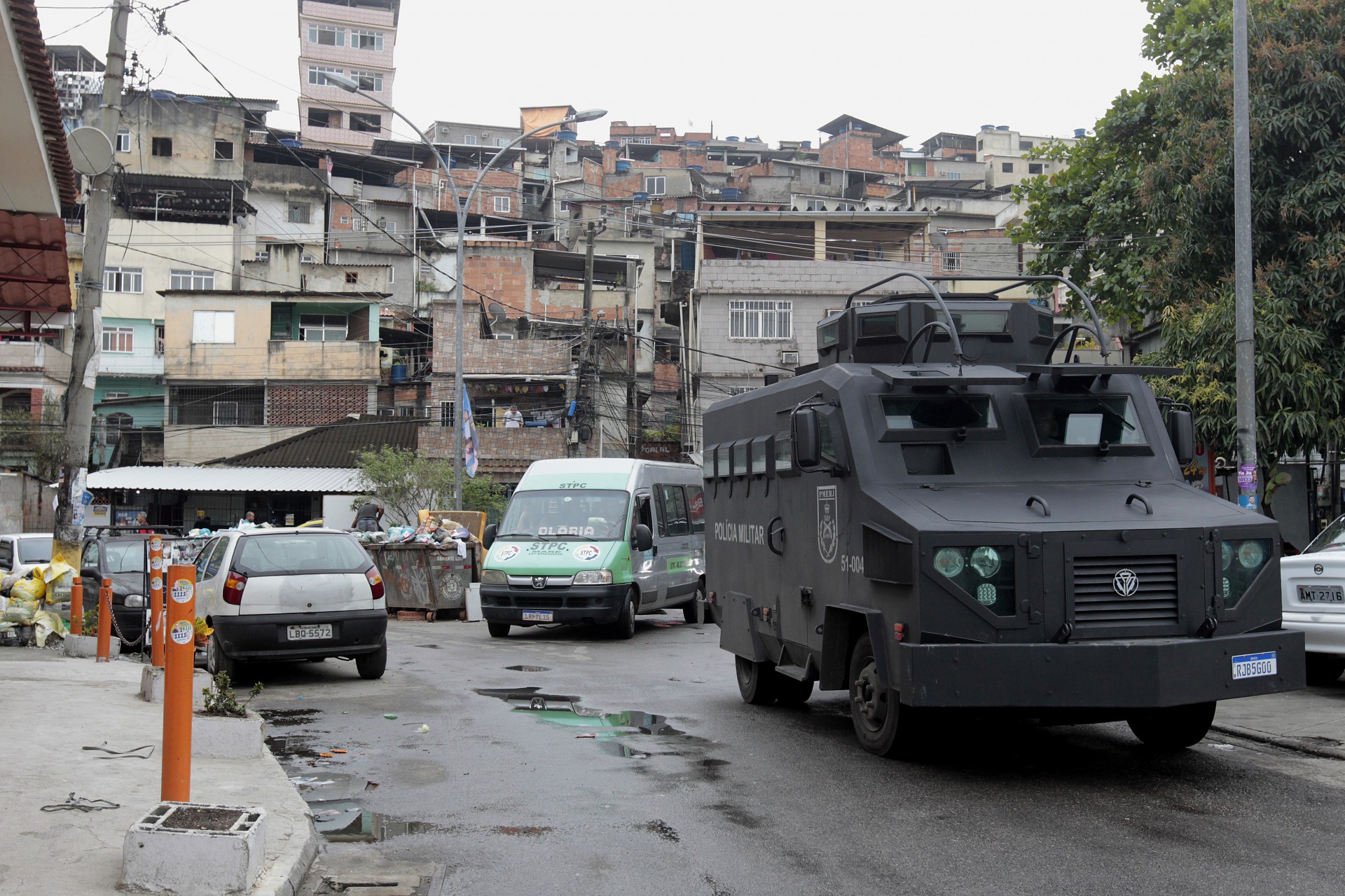 Pol&iacute;cia Militar refor&ccedil;a policiamento na regi&atilde;o do Complexo da Mar&eacute; - Reginaldo Pimenta / Agencia O Dia
