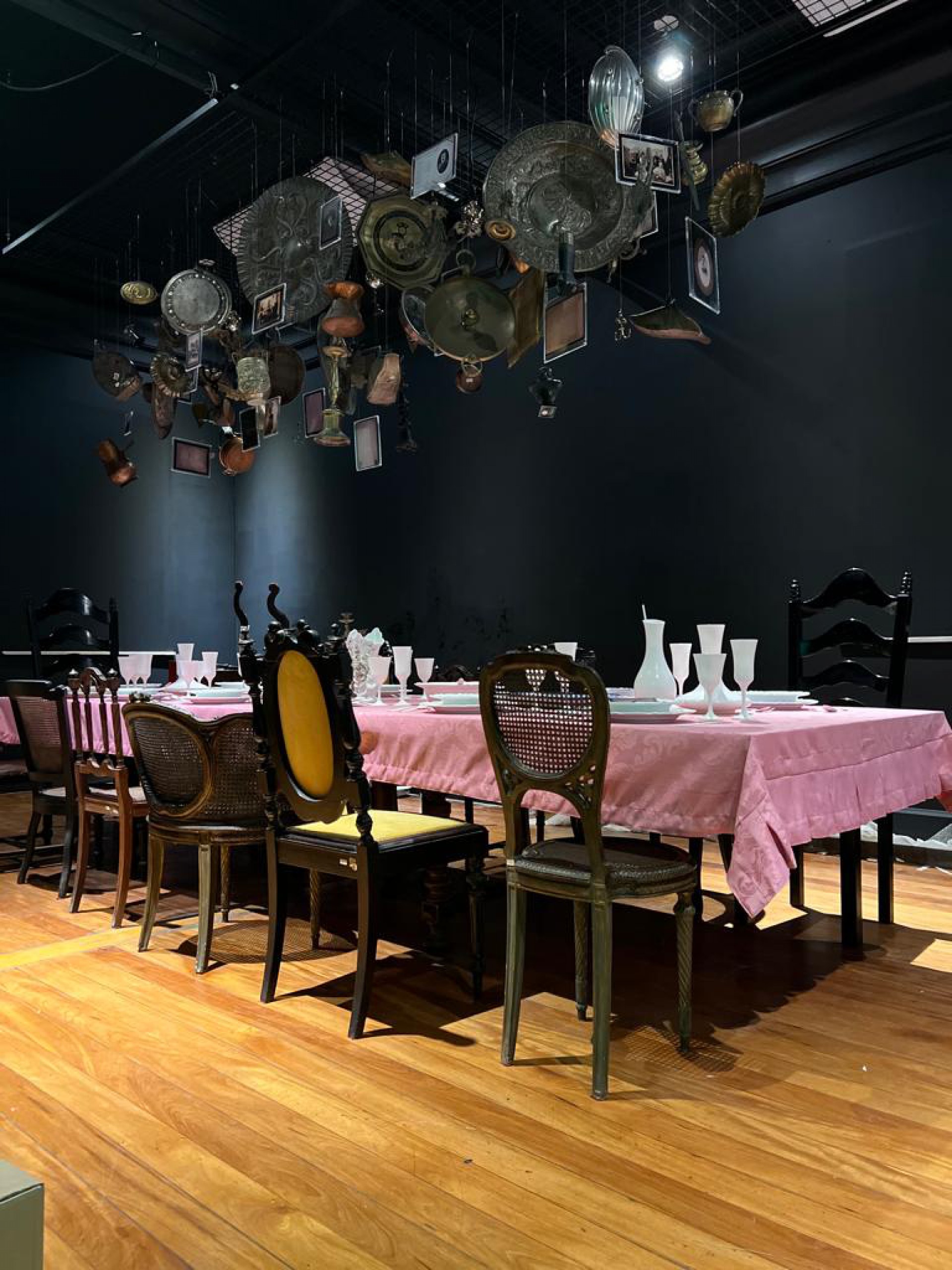 Sala de Jantar da exposição '35 anos de Laura' - Divulgação