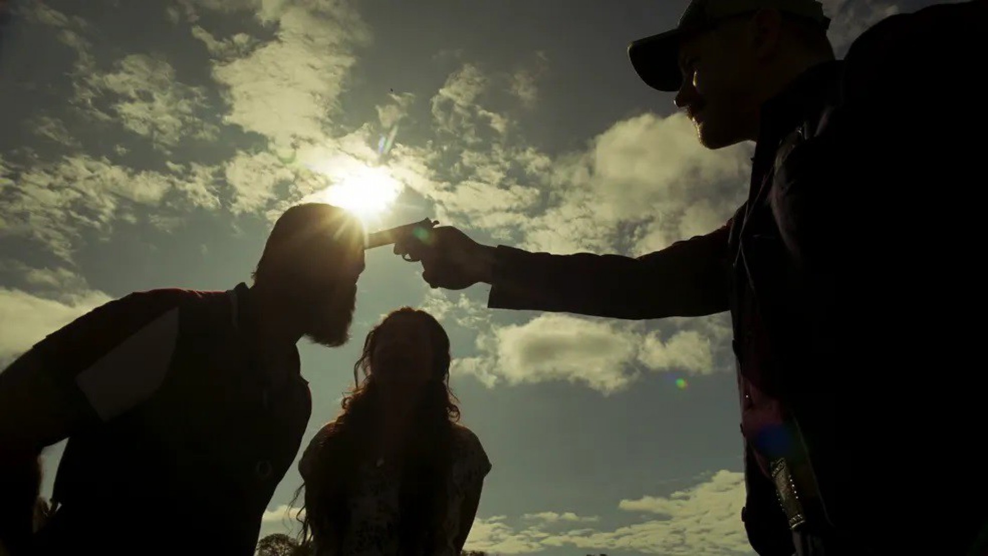 Tenório (Murilo Benício) tortura Alcides (Juliano Cazarré) e Maria Bruaca (Isabel Teixeira) em 'Pantanal' - Reprodução