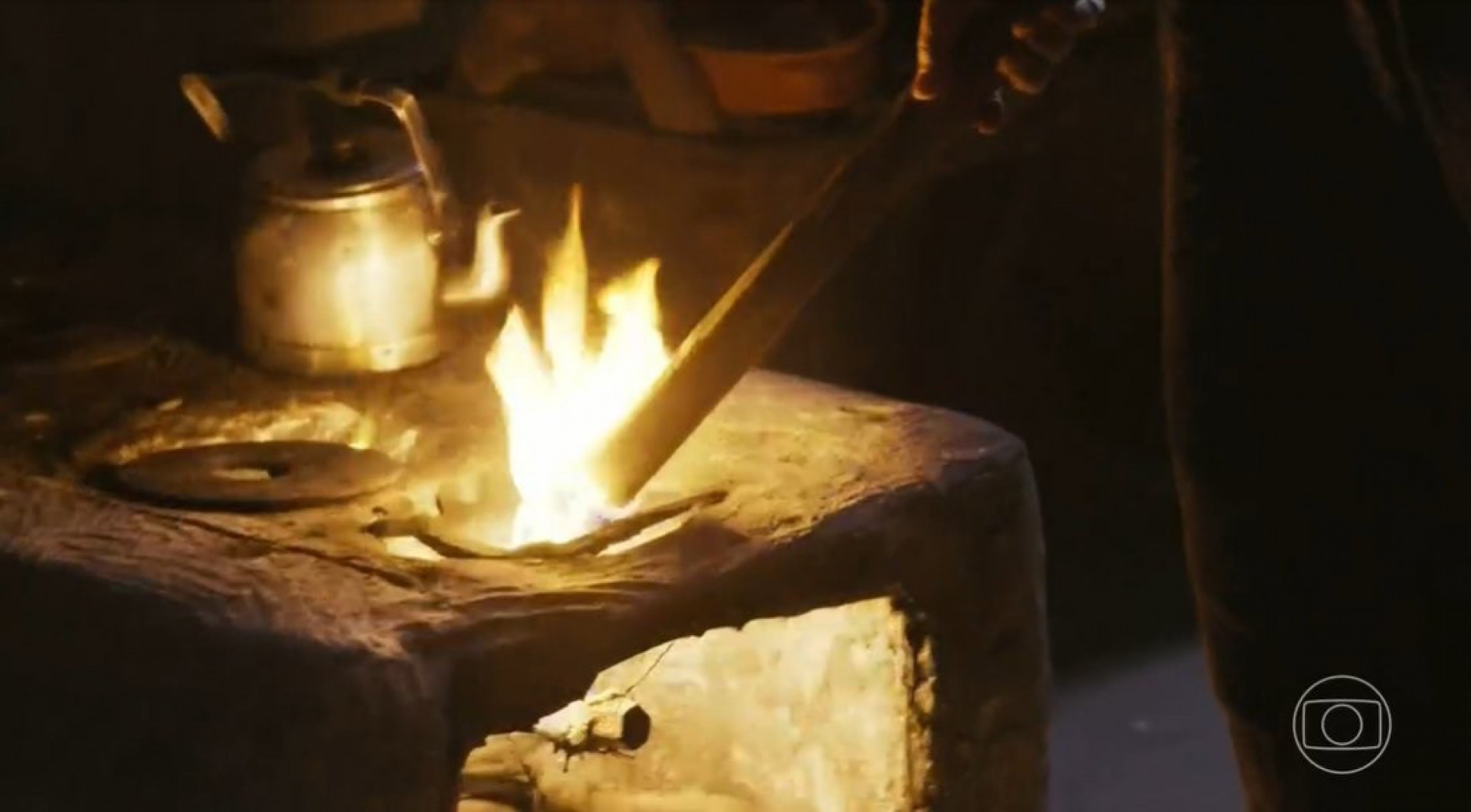 Tenório (Murilo Benício) tortura Alcides (Juliano Cazarré) e Maria Bruaca (Isabel Teixeira) em 'Pantanal' - Reprodução