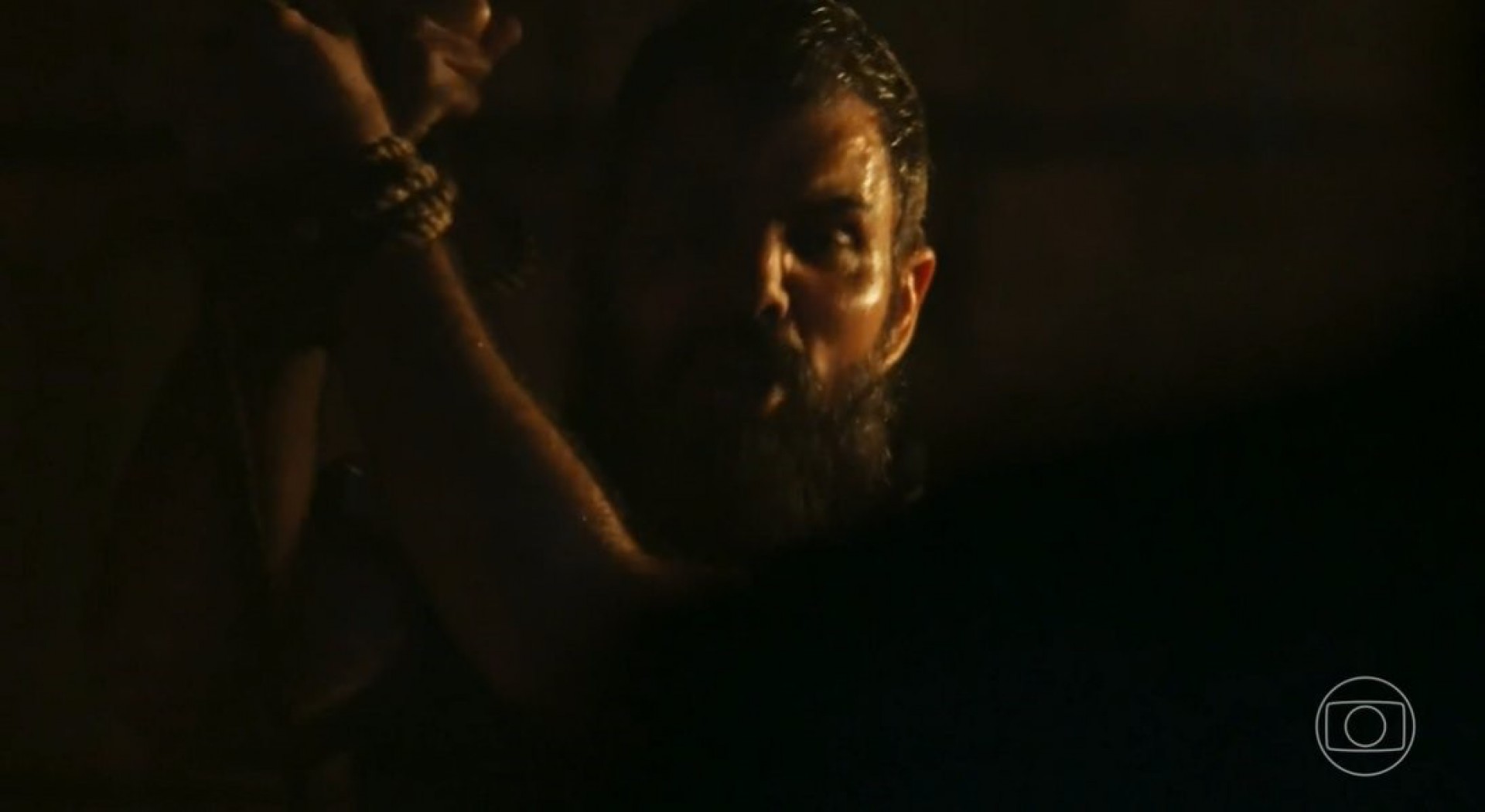 Tenório (Murilo Benício) tortura Alcides (Juliano Cazarré) e Maria Bruaca (Isabel Teixeira) em 'Pantanal' - Reprodução