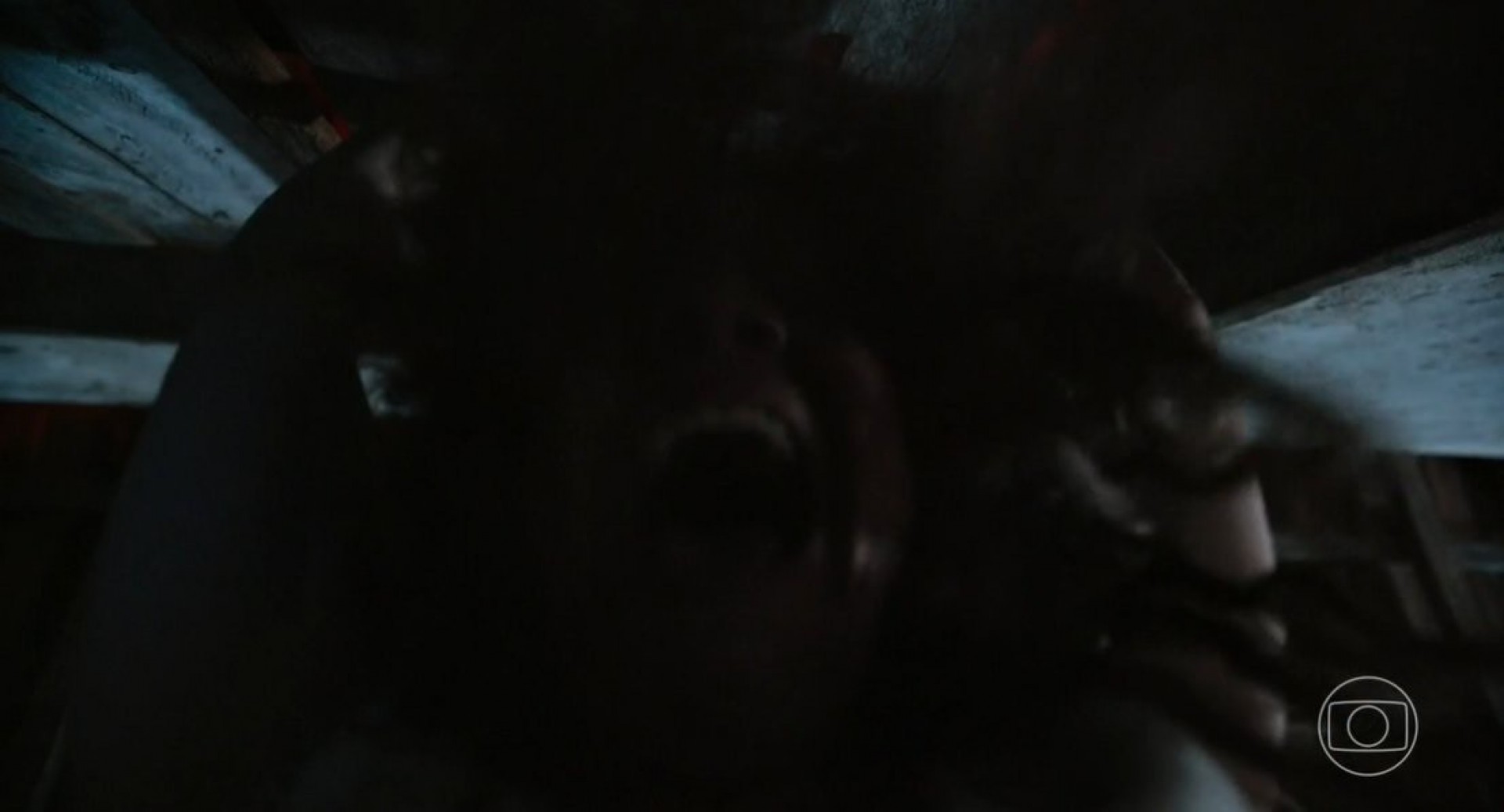 Tenório (Murilo Benício) tortura Alcides (Juliano Cazarré) e Maria Bruaca (Isabel Teixeira) em 'Pantanal' - Reprodução