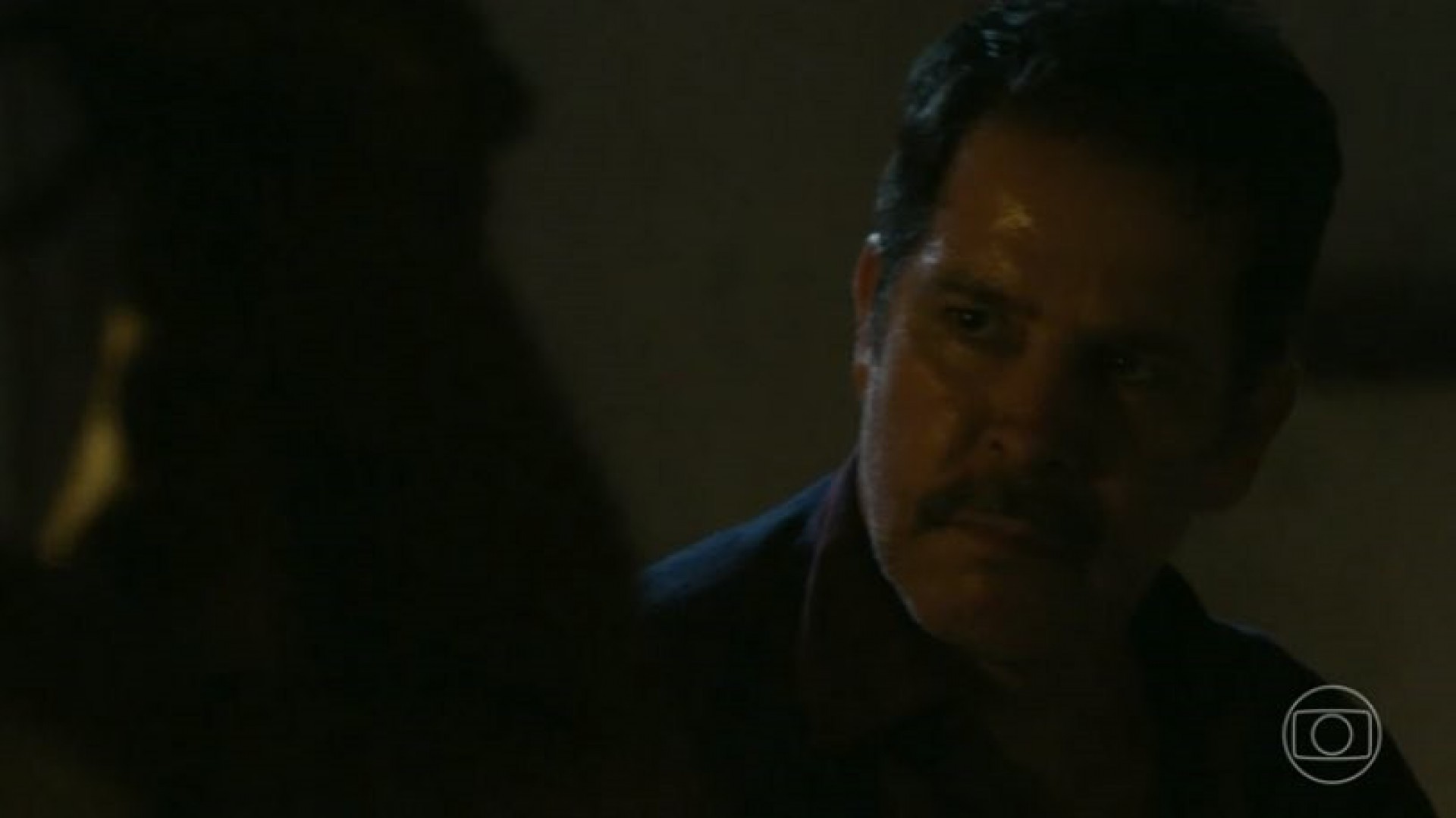 Tenório (Murilo Benício) tortura Alcides (Juliano Cazarré) e Maria Bruaca (Isabel Teixeira) em 'Pantanal' - Reprodução