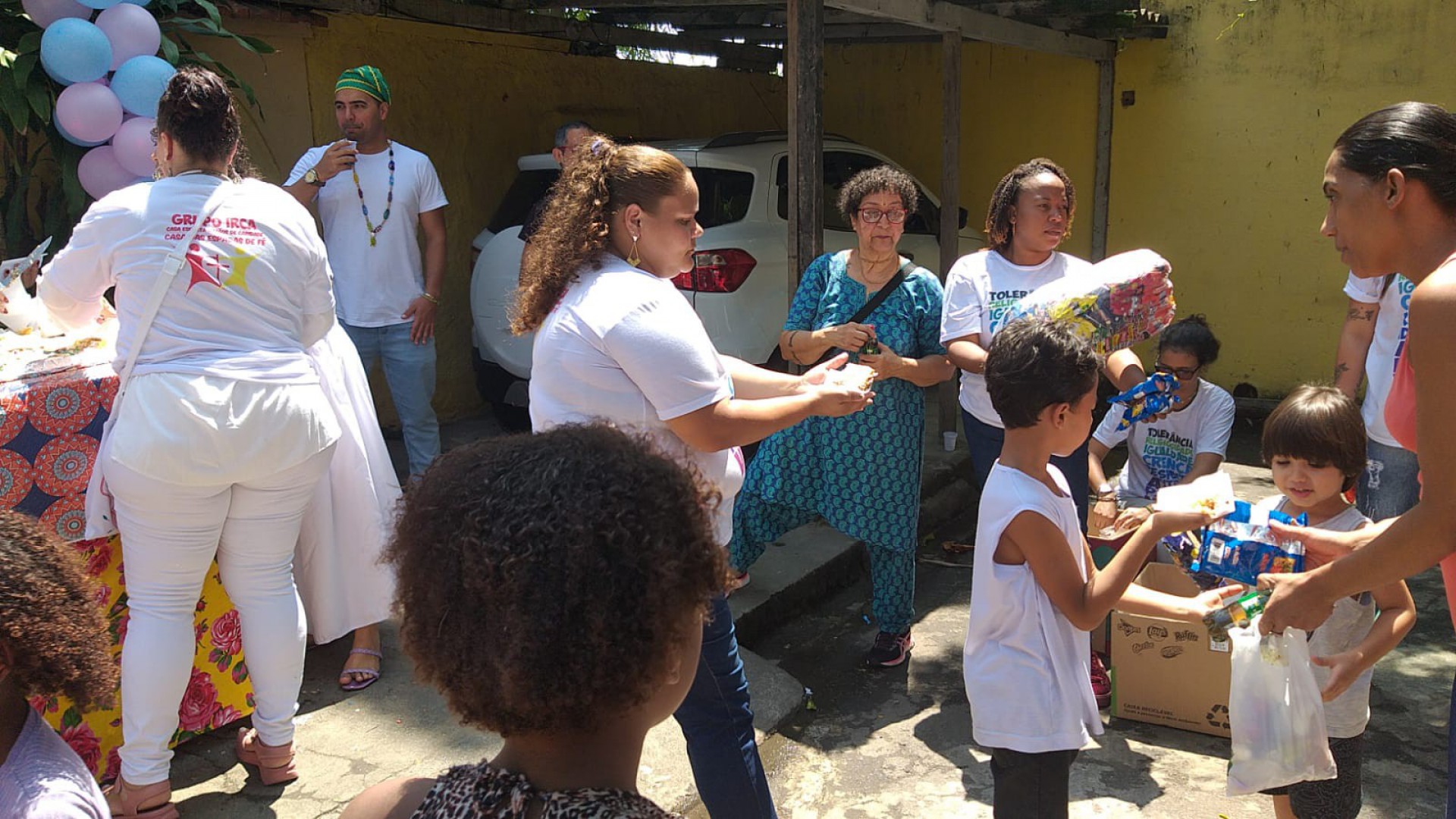 Distribuição de doces para as crianças em São Cristóvão, por membros do Instituto Expo Religião - Foto/Divulgação