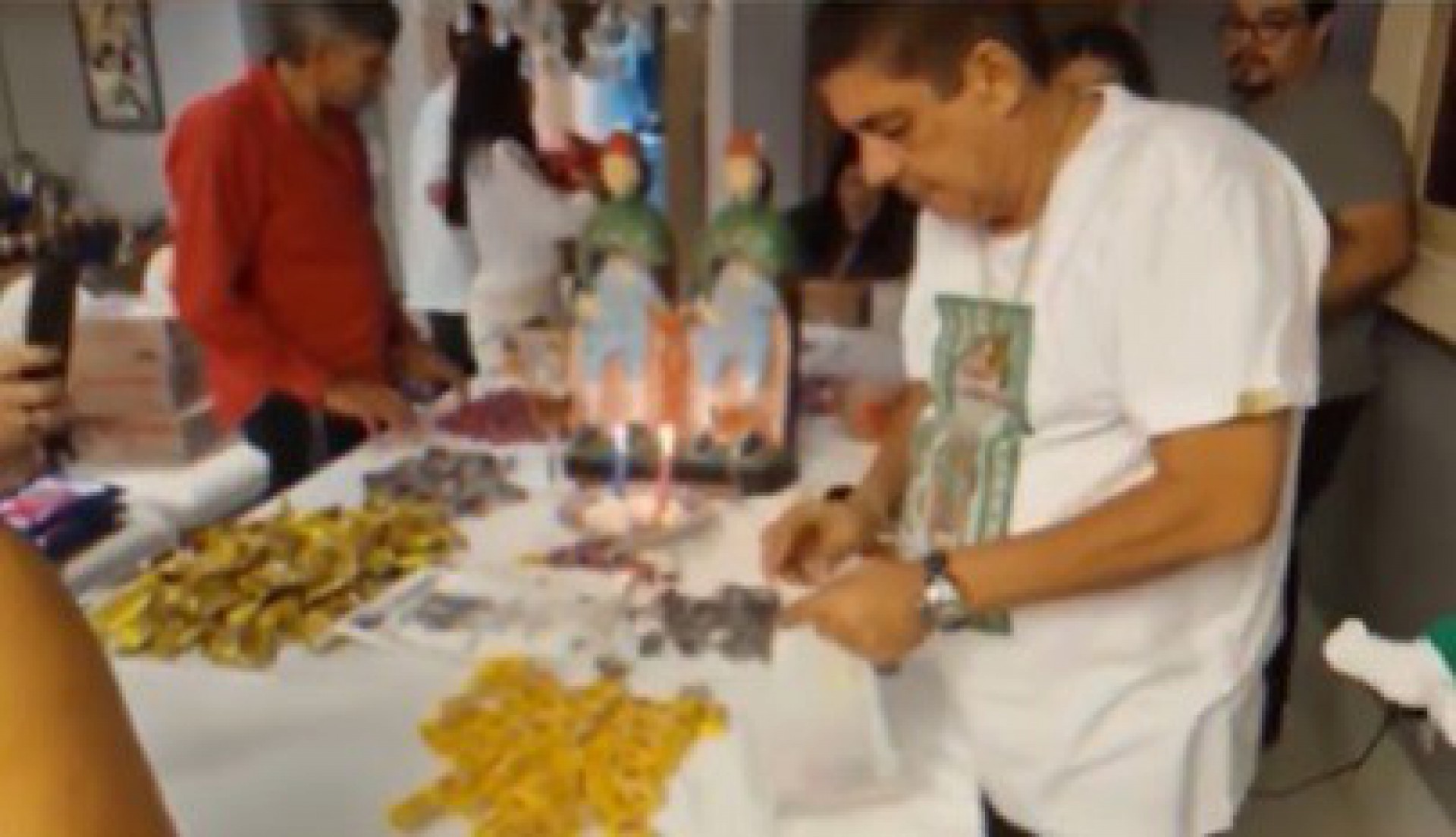 Zeca Pagodinho monta saquinhos de Cosme e Damião - Reprodução Internet