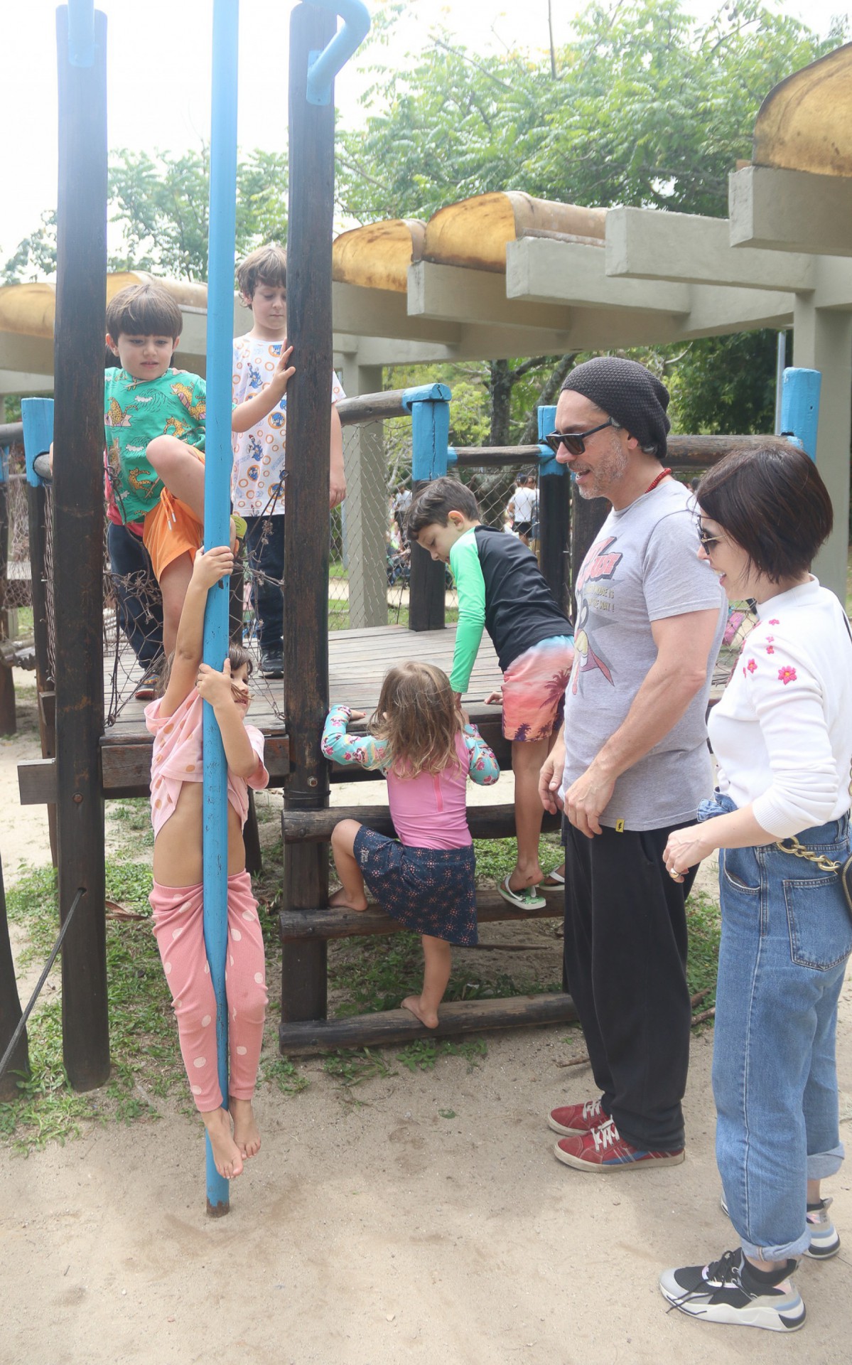 Alexandre Nero brinca com os filhos em pra&ccedil;a da Zona Oeste do Rio