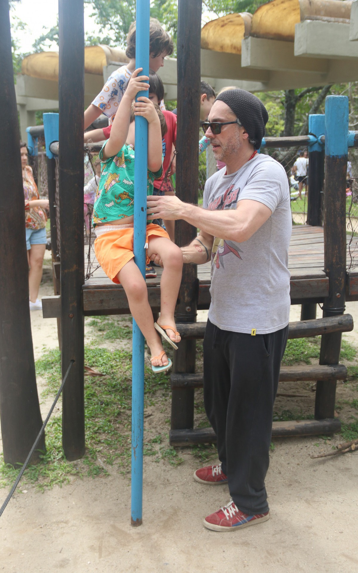 Alexandre Nero brinca com os filhos em pra&ccedil;a da Zona Oeste do Rio