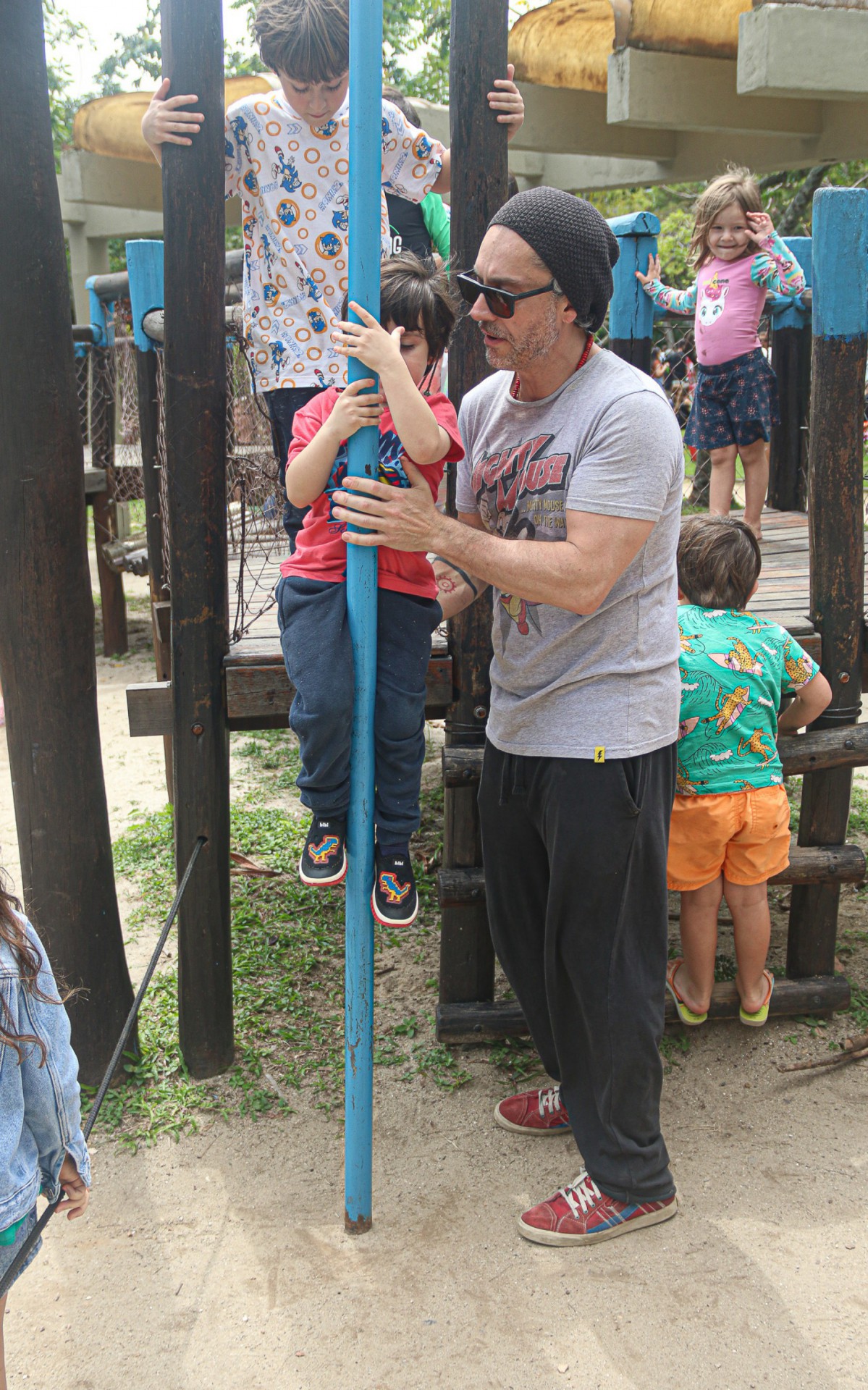 Alexandre Nero brinca com os filhos em pra&ccedil;a da Zona Oeste do Rio