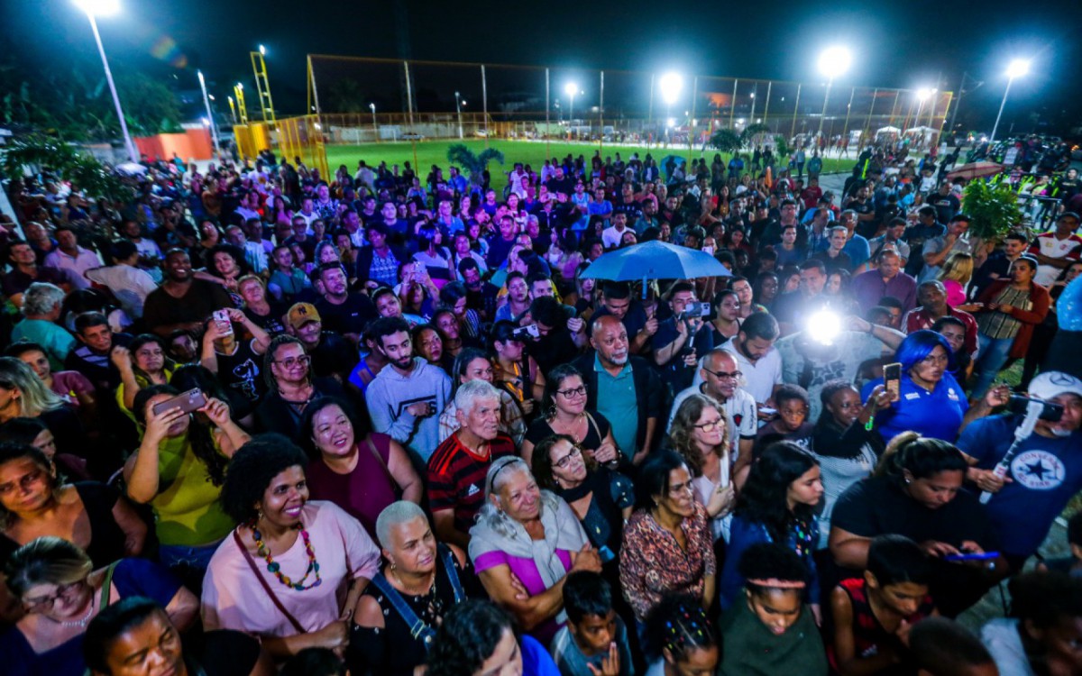Moradores lotaram a pra&ccedil;a, que agora &eacute; um dos principais espa&ccedil;os de lazer do bairro